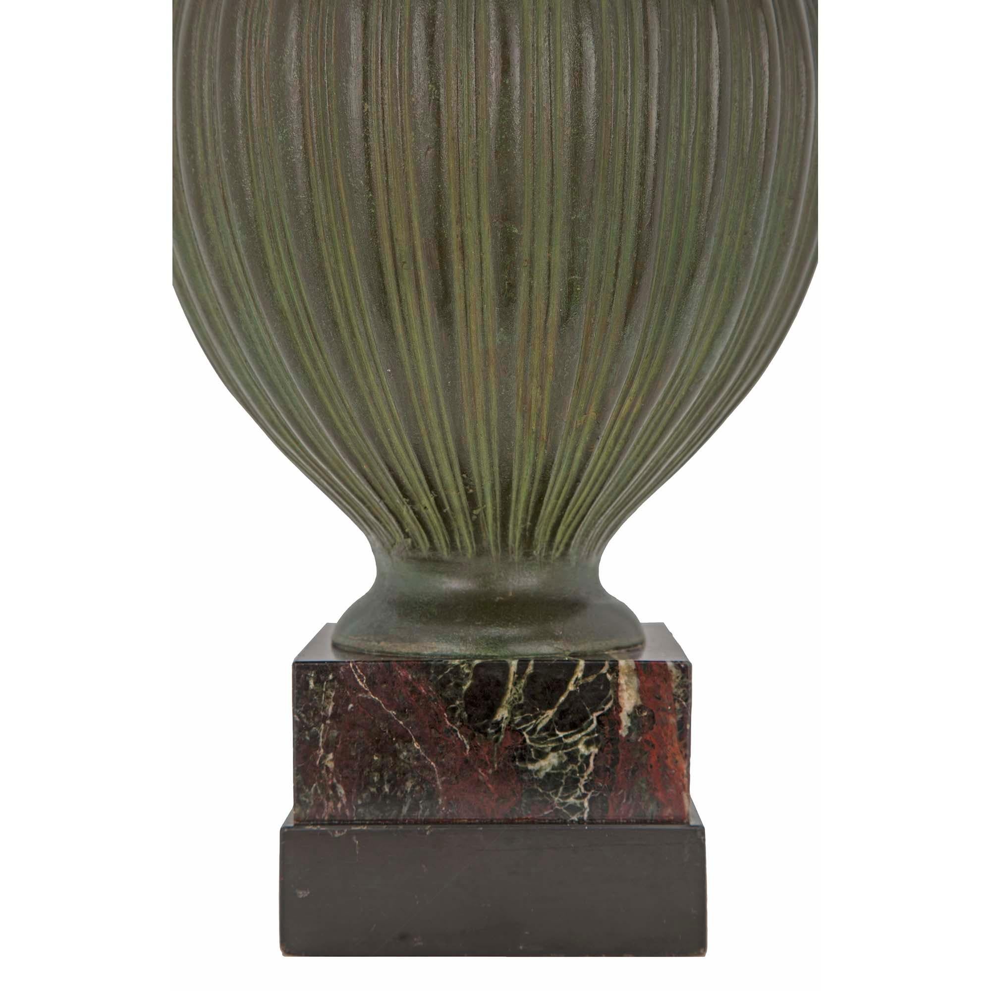 Urne néoclassique française du XIXe siècle en bronze patiné vert-de-gris du XIXe siècle Bon état - En vente à West Palm Beach, FL