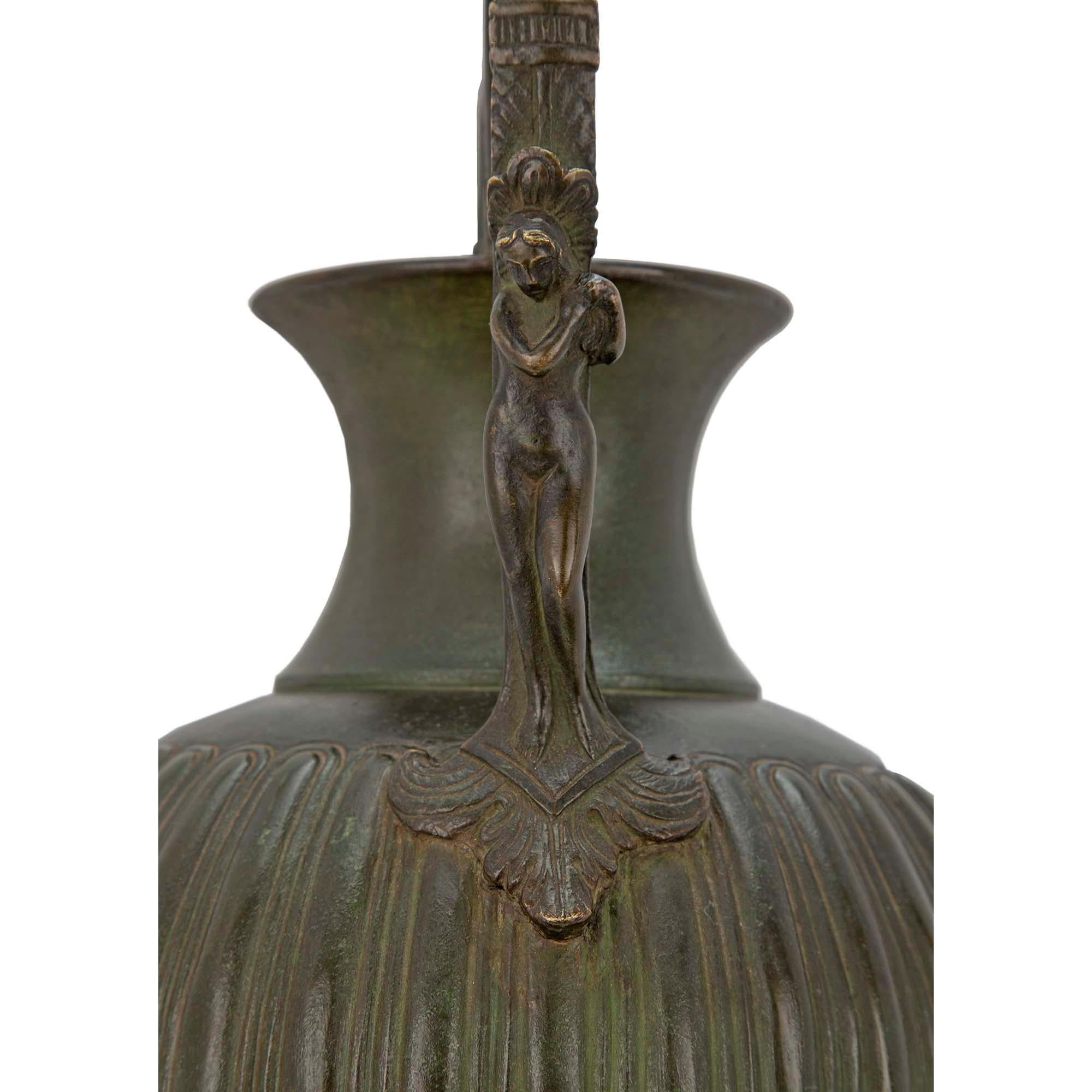 Bronze Urne néoclassique française du XIXe siècle en bronze patiné vert-de-gris du XIXe siècle en vente