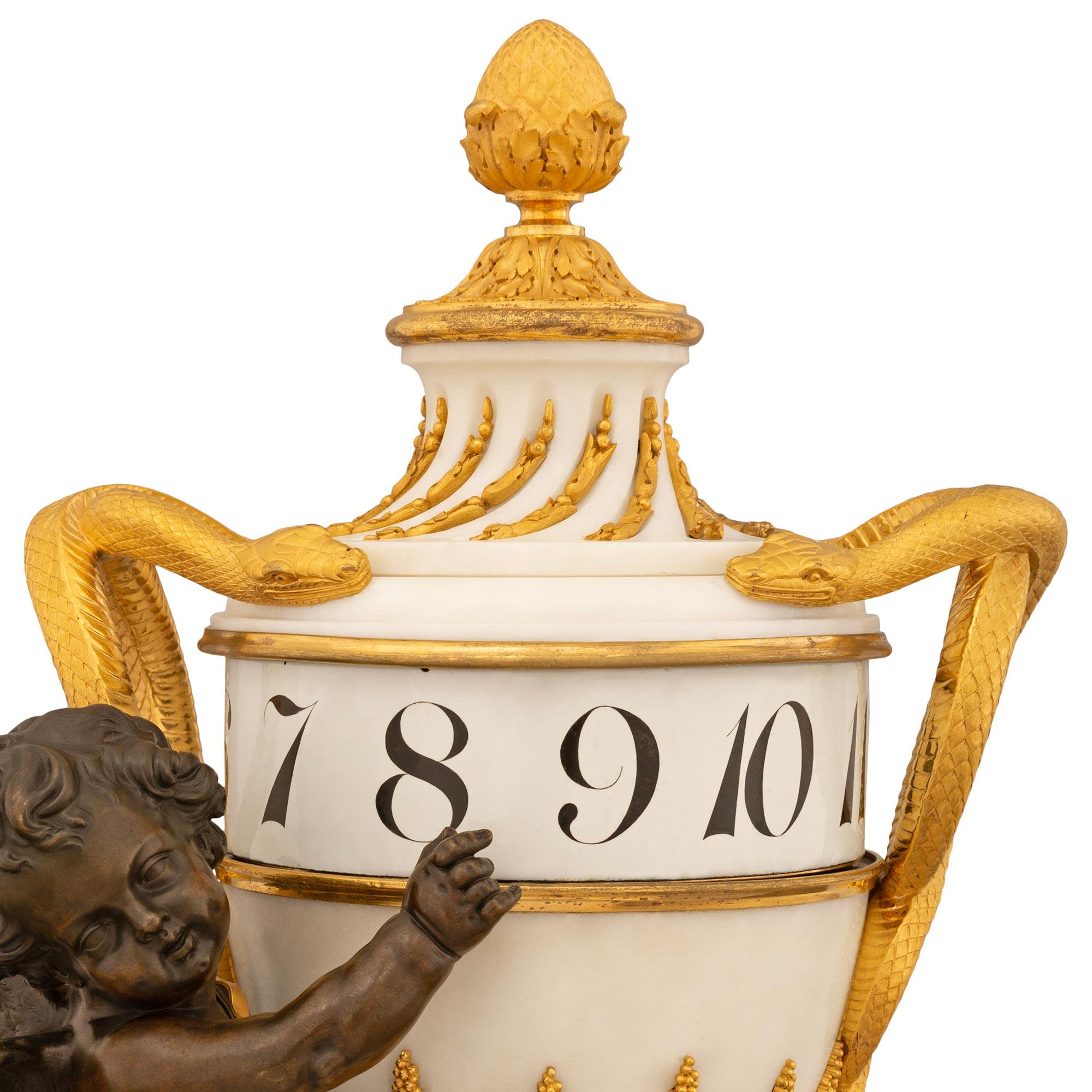 Patiné Horloge en marbre, bronze et bronze d'orfèvrerie du 19ème siècle. en vente
