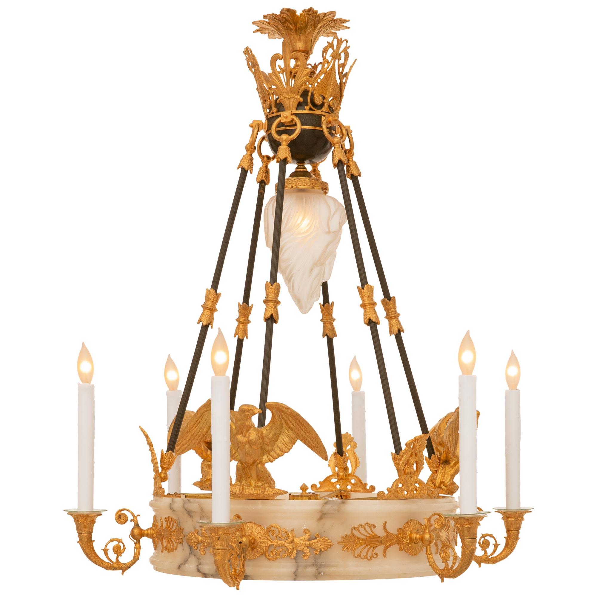 Neoklassizistischer französischer Kronleuchter aus Alabaster, Bronze und Goldbronze aus dem 19. Jahrhundert (Neoklassisch) im Angebot