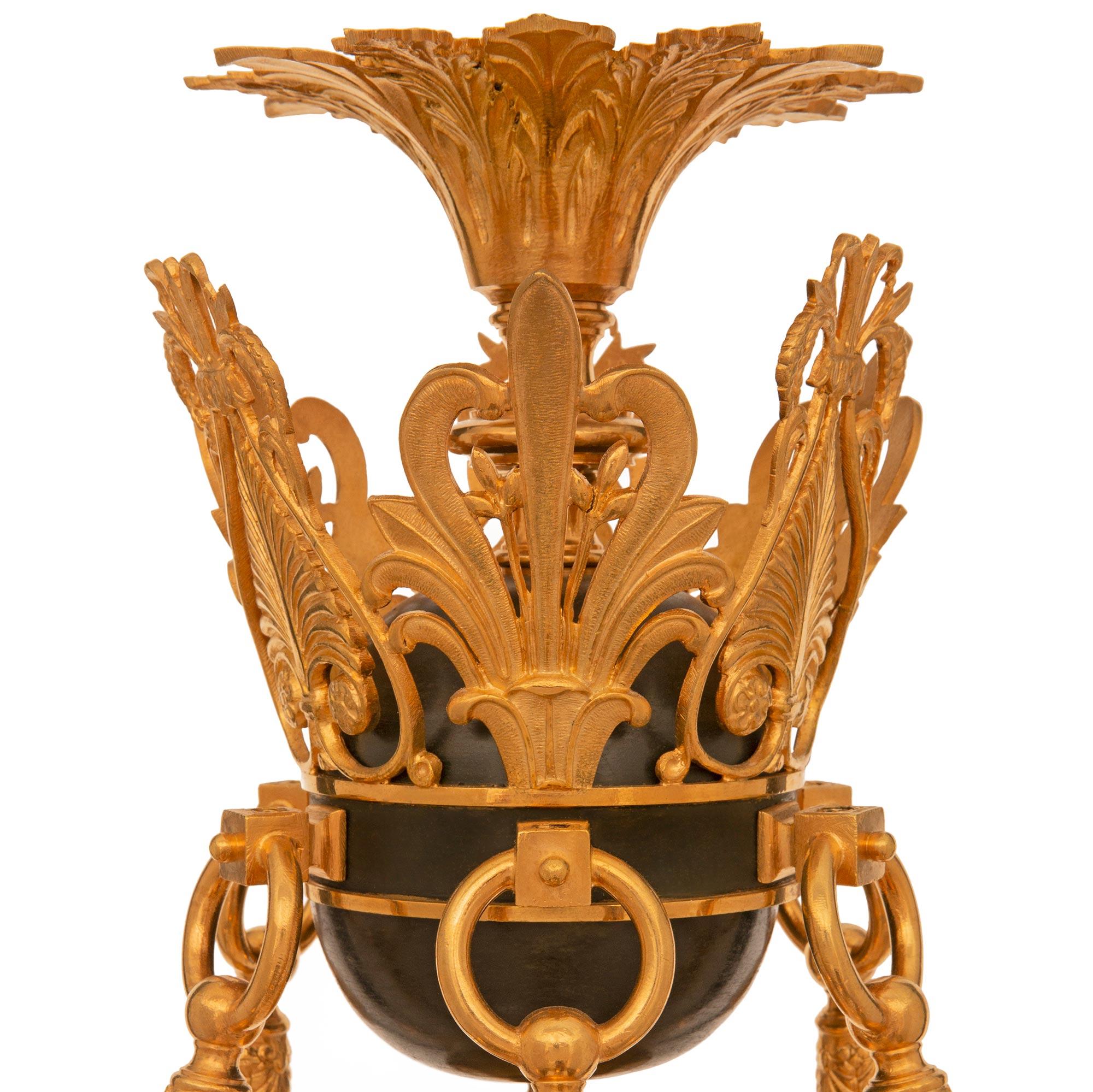 Neoklassizistischer französischer Kronleuchter aus Alabaster, Bronze und Goldbronze aus dem 19. Jahrhundert (Französisch) im Angebot