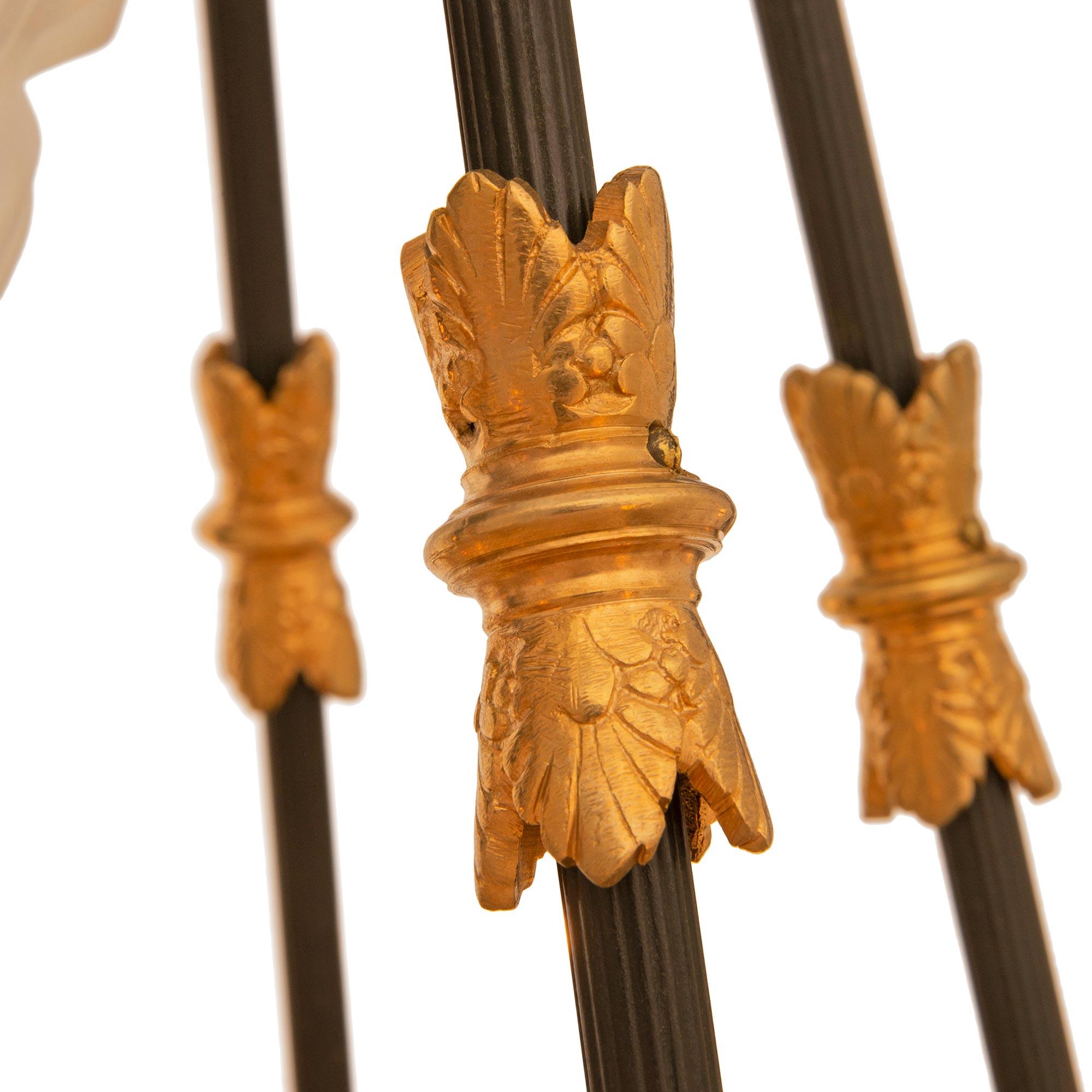 Neoklassizistischer französischer Kronleuchter aus Alabaster, Bronze und Goldbronze aus dem 19. Jahrhundert (Patiniert) im Angebot