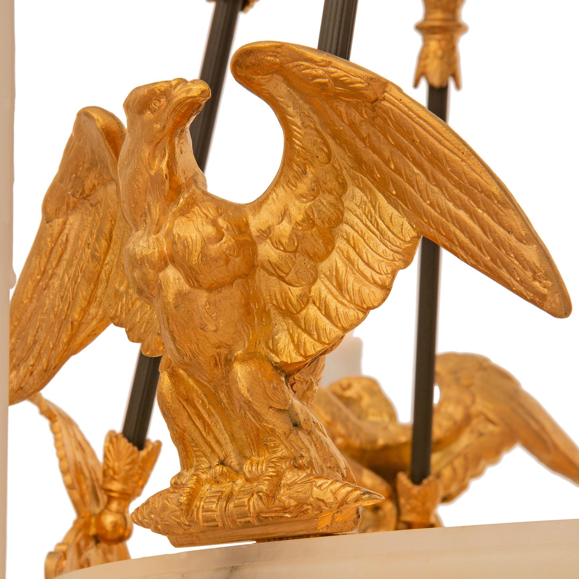 Neoklassizistischer französischer Kronleuchter aus Alabaster, Bronze und Goldbronze aus dem 19. Jahrhundert im Zustand „Gut“ im Angebot in West Palm Beach, FL