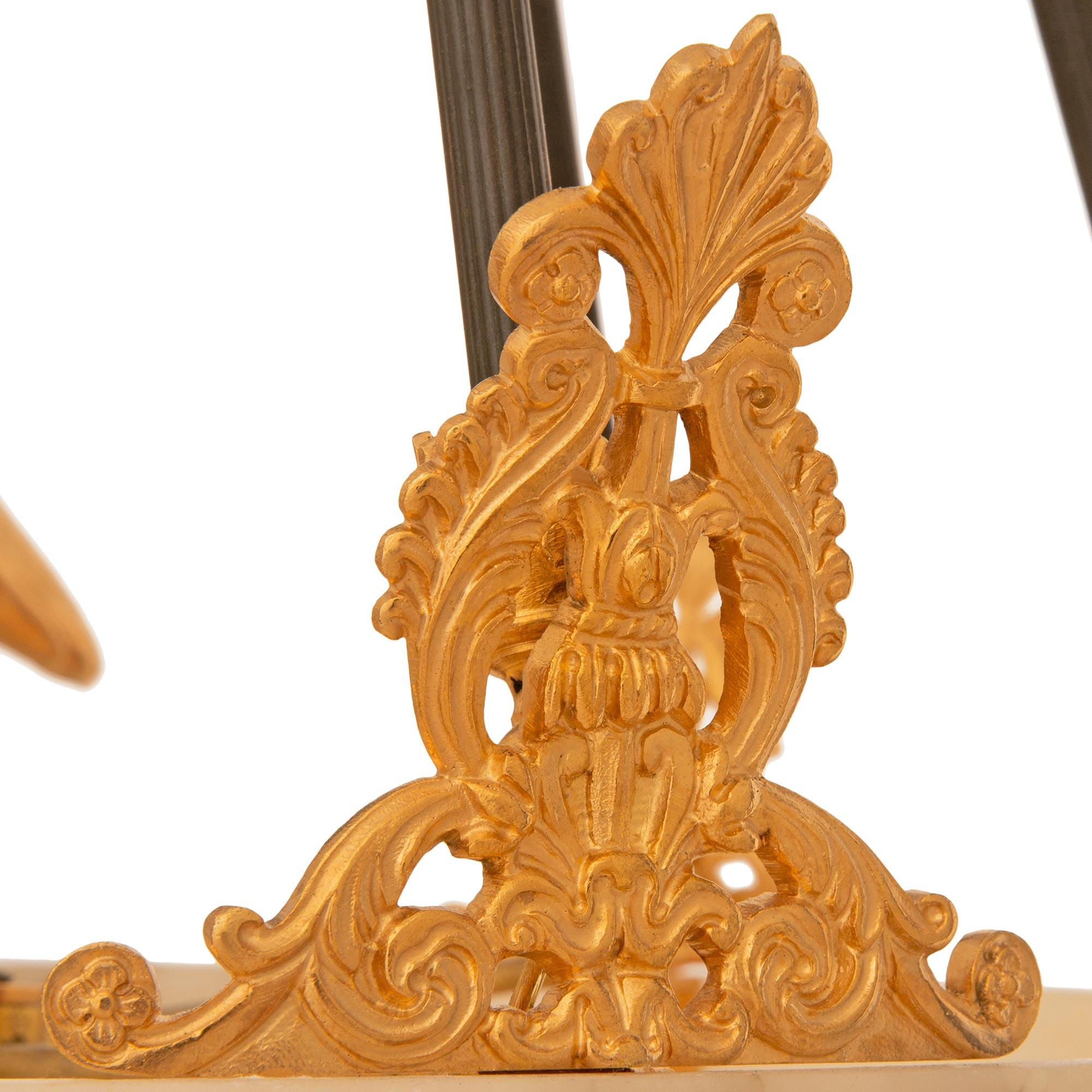 Neoklassizistischer französischer Kronleuchter aus Alabaster, Bronze und Goldbronze aus dem 19. Jahrhundert im Angebot 1