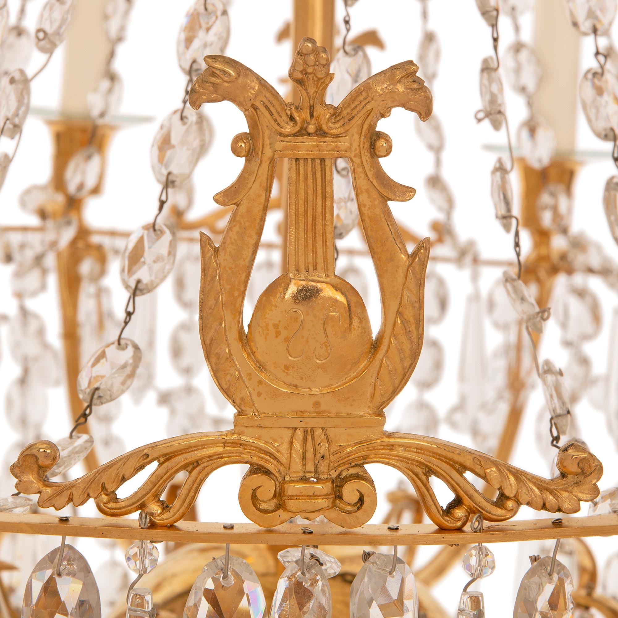Français Lustre néoclassique français du XIXe siècle en cristal de St. Baccarat et bronze doré en vente