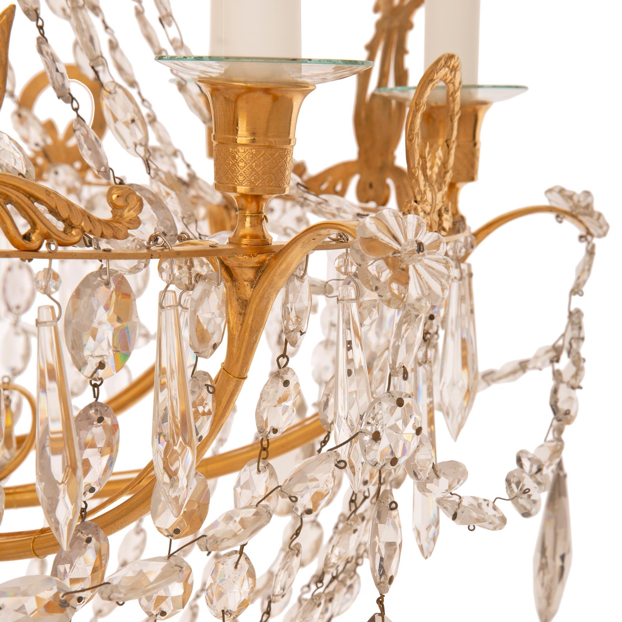 Lustre néoclassique français du XIXe siècle en cristal de St. Baccarat et bronze doré Bon état - En vente à West Palm Beach, FL