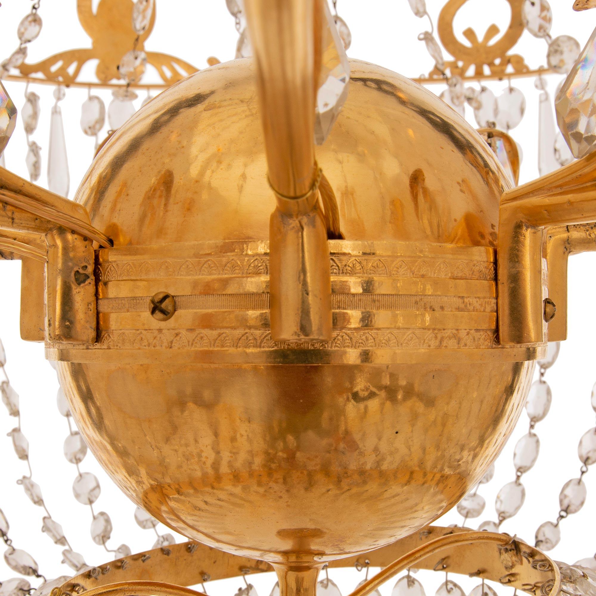 Cristallo Lampadario neoclassico francese del XIX secolo in cristallo e ormolo di San Baccarat in vendita