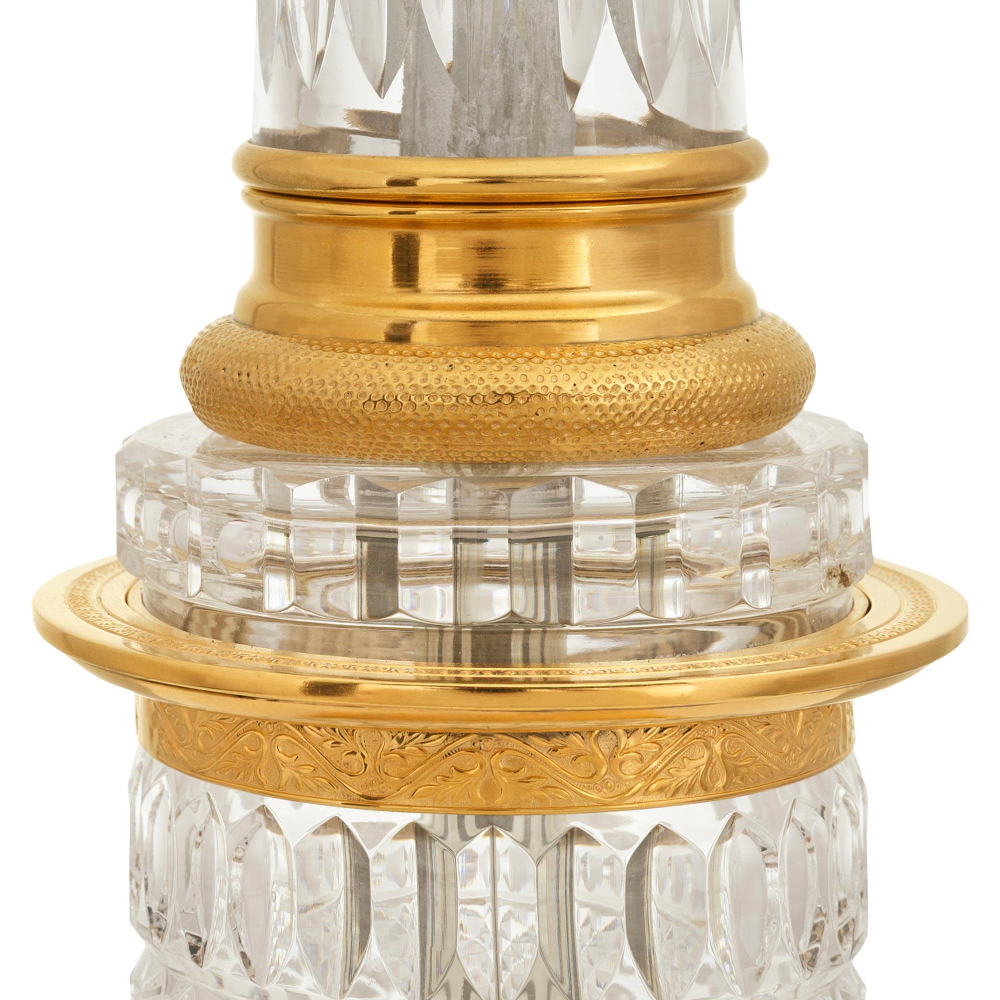 Cristallo Lampada francese del XIX secolo in stile neoclassico. Lampada Baccarat in cristallo e ormolo in vendita