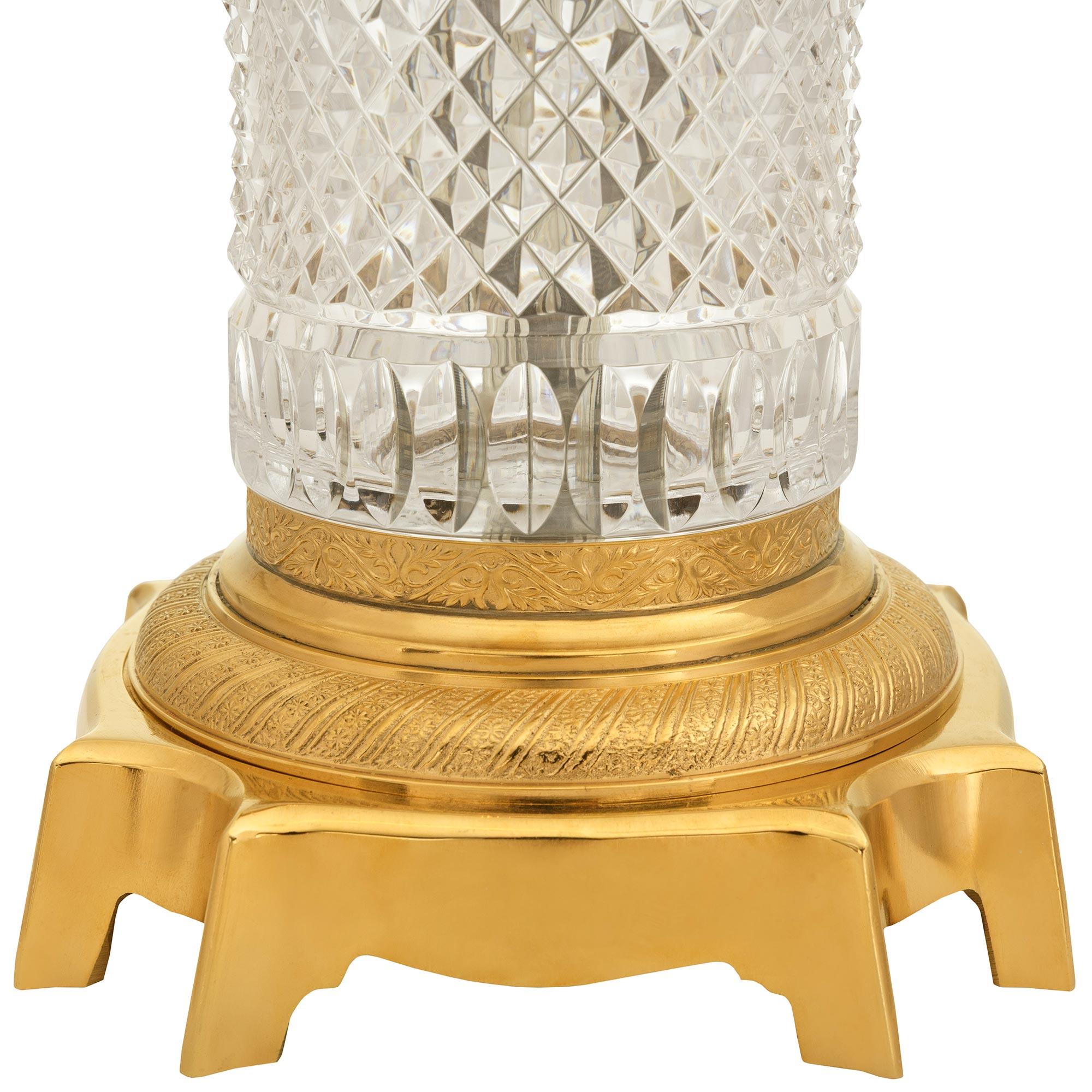 Lampada francese del XIX secolo in stile neoclassico. Lampada Baccarat in cristallo e ormolo in vendita 1