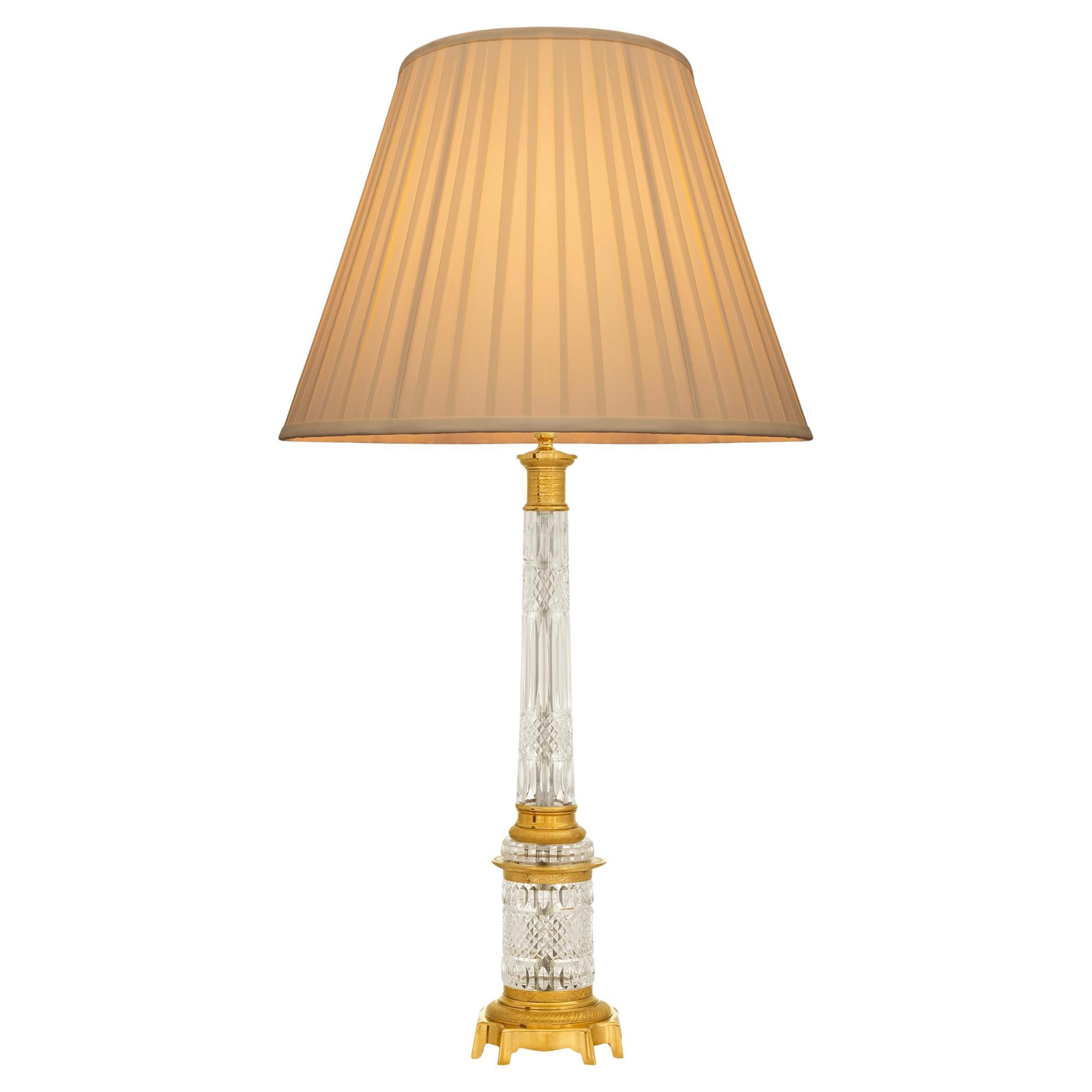 Lampada francese del XIX secolo in stile neoclassico. Lampada Baccarat in cristallo e ormolo in vendita