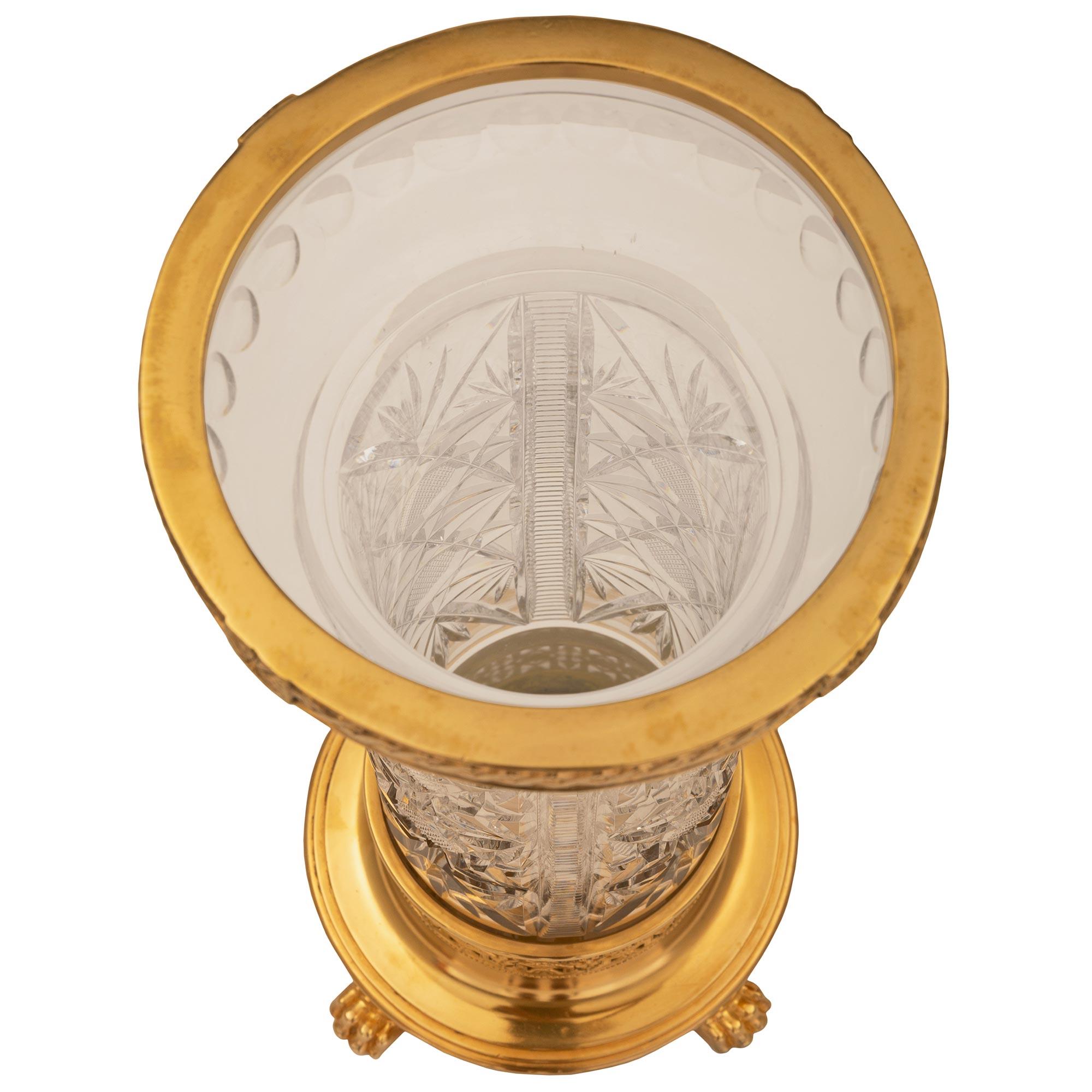 Exceptionnel vase en cristal de Baccarat et bronze doré. Baccarat en cristal et bronze doré. Le vase est surélevé par de jolis pieds en forme de pattes sous la base circulaire en bronze doré avec une fine bordure tachetée et de beaux motifs