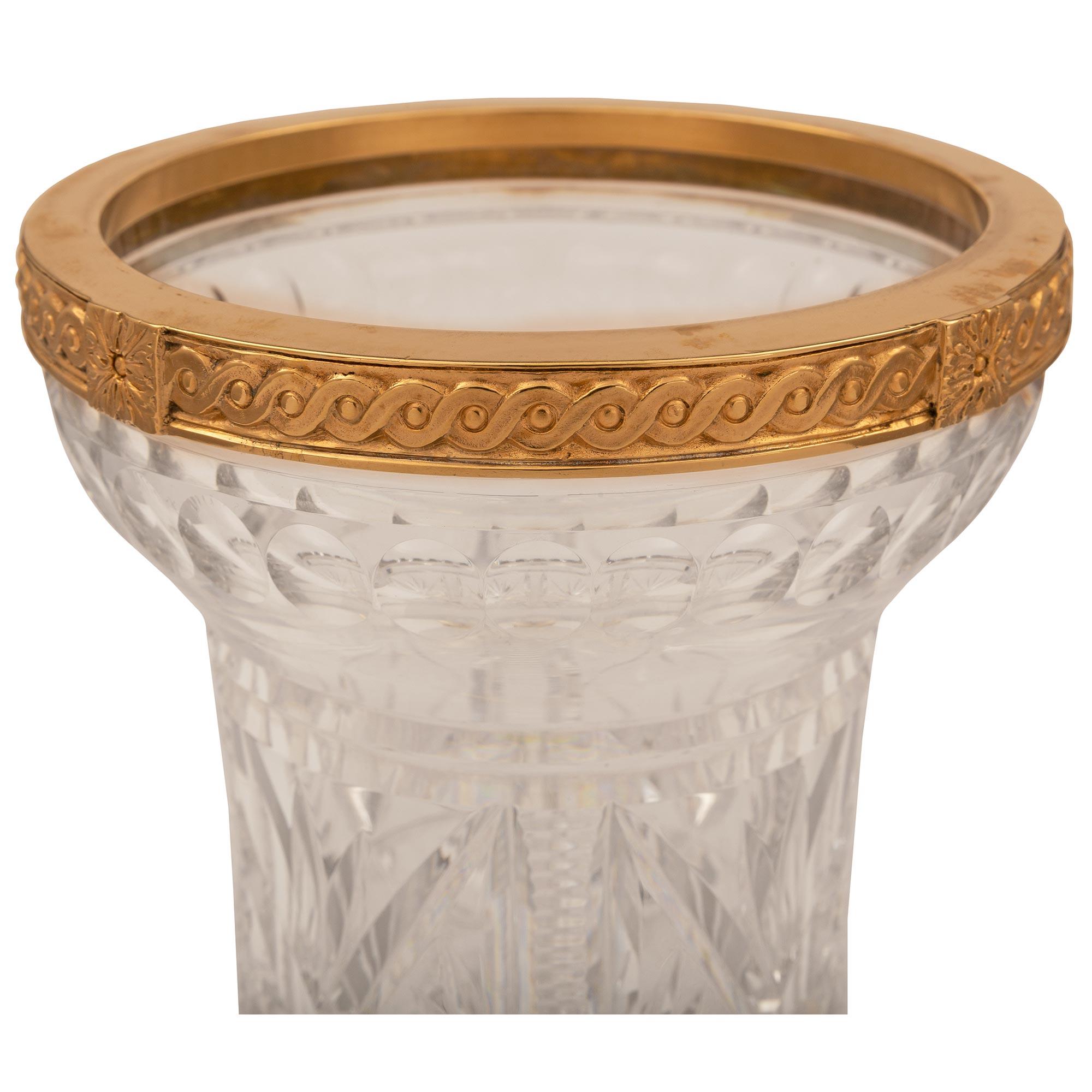 Neoklassizistische französische St. Baccarat-Kristall- und Goldbronze-Vase aus dem 19. Jahrhundert (Französisch) im Angebot