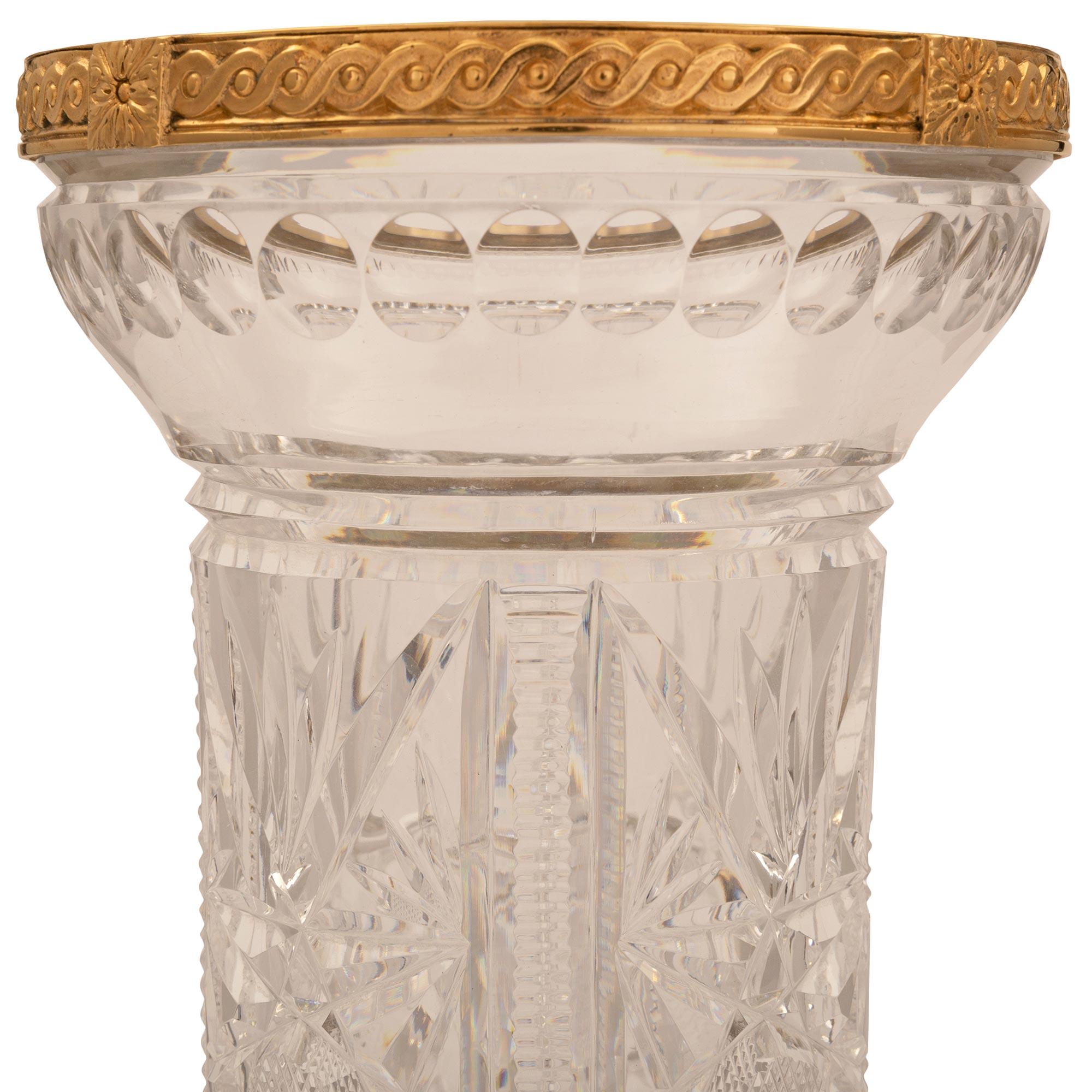 Vase néoclassique français du 19ème siècle en cristal de Baccarat et bronze doré Bon état - En vente à West Palm Beach, FL