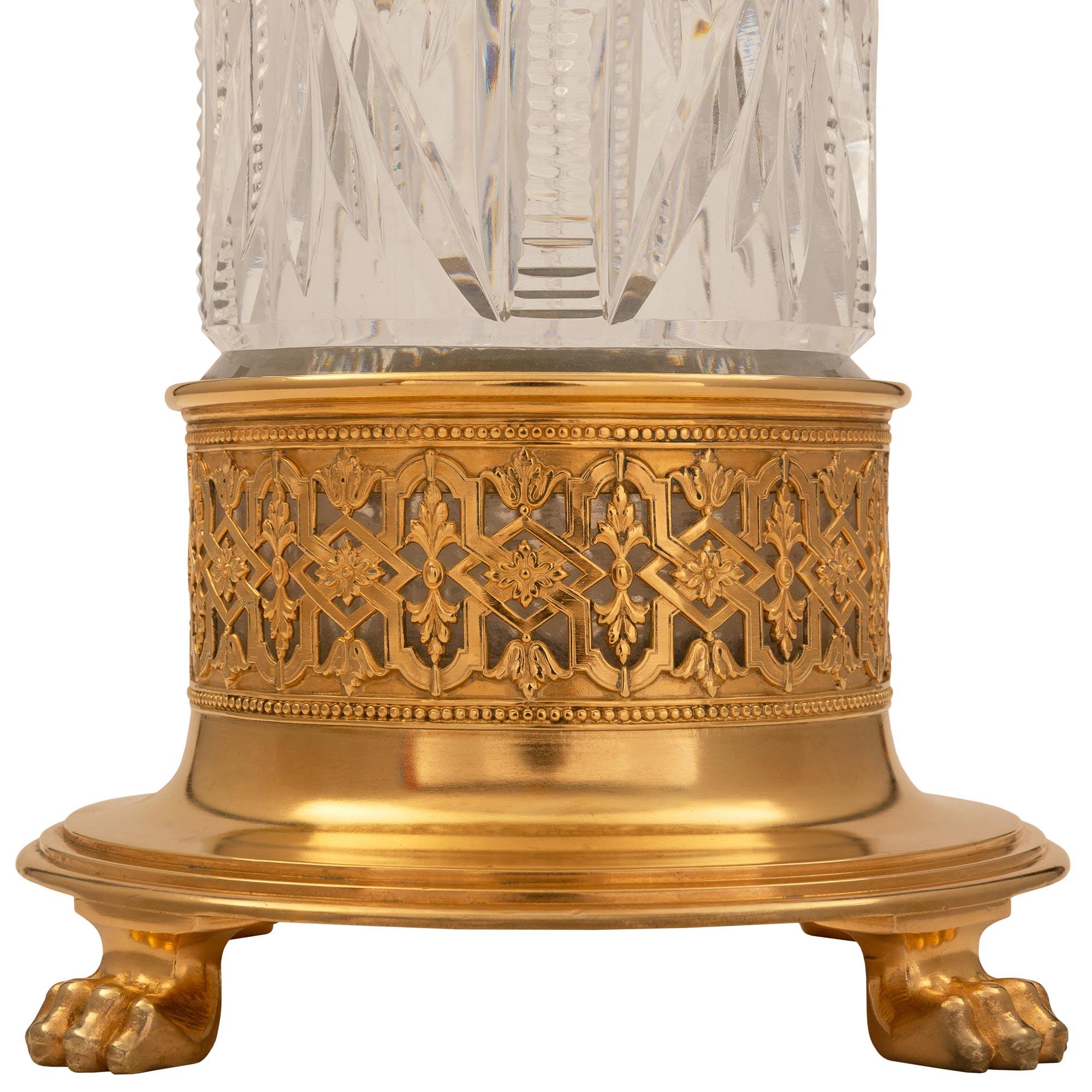 Cristal Vase néoclassique français du 19ème siècle en cristal de Baccarat et bronze doré en vente