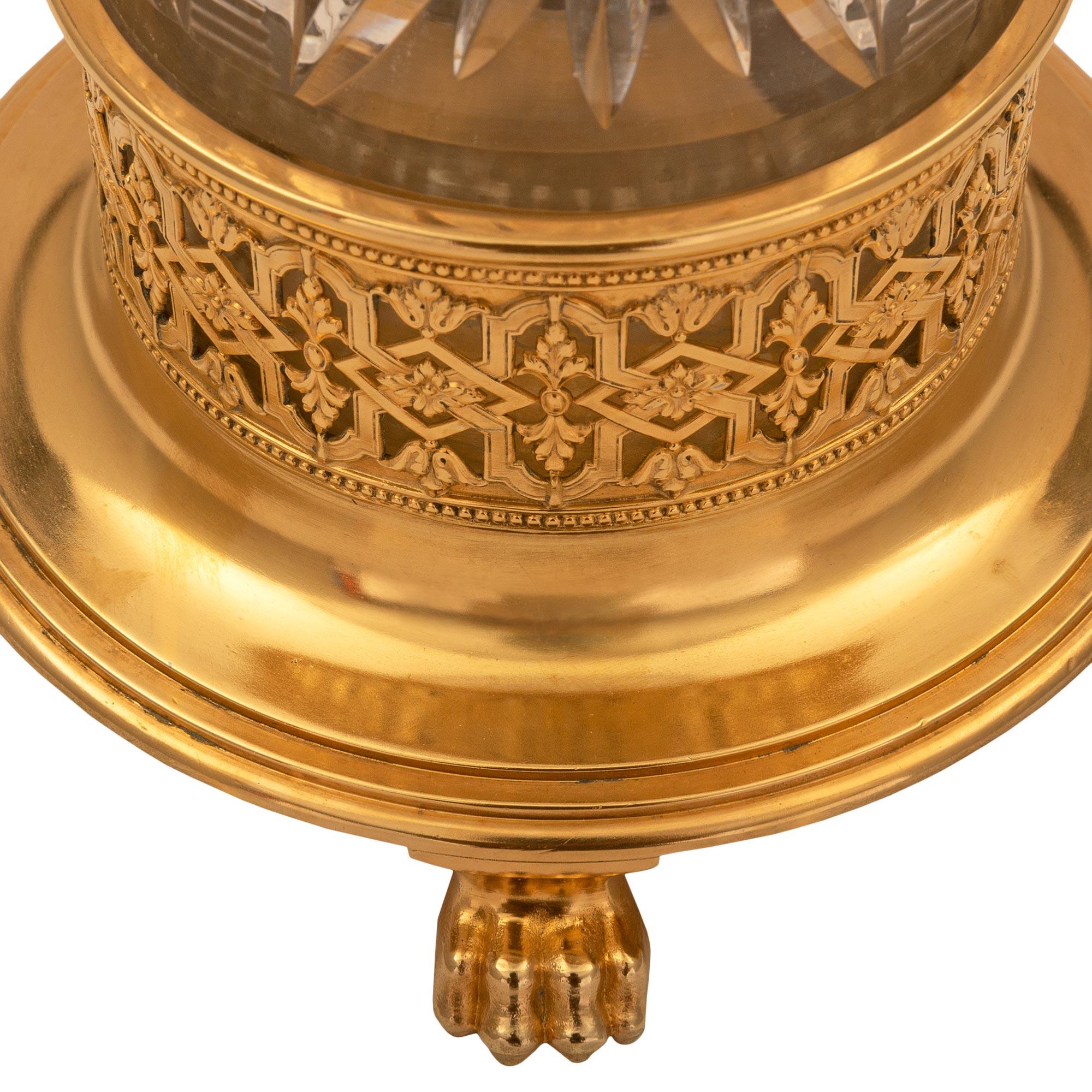 Neoklassizistische französische St. Baccarat-Kristall- und Goldbronze-Vase aus dem 19. Jahrhundert im Angebot 3