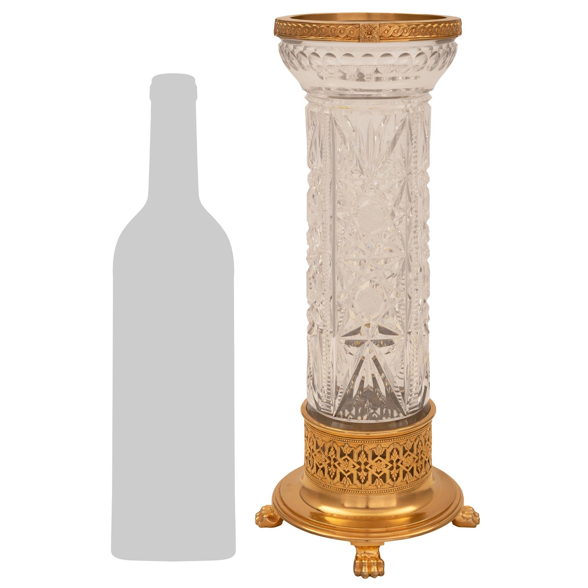 Neoklassizistische französische St. Baccarat-Kristall- und Goldbronze-Vase aus dem 19. Jahrhundert im Angebot