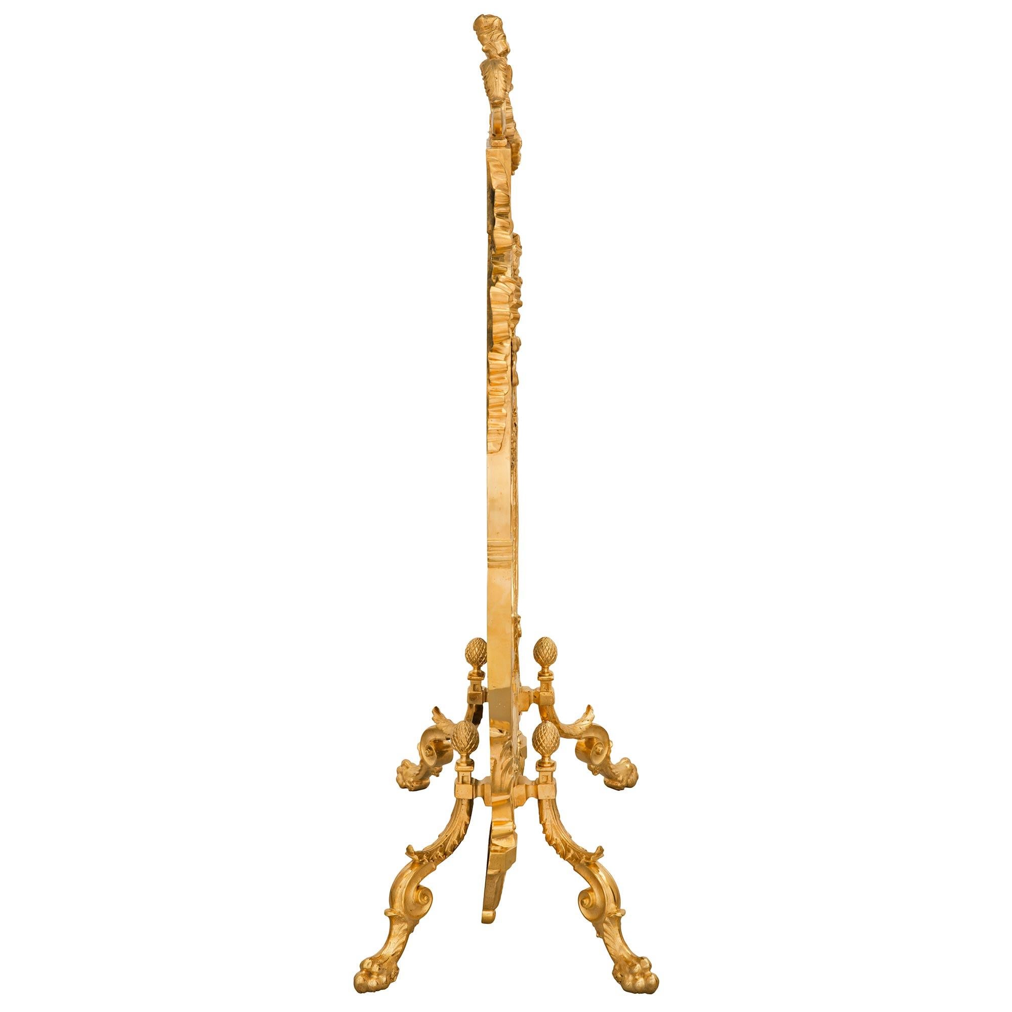 Französischer Goldbronze-Kaminschirm im neoklassizistischen Stil der französischen Belle Poque des 19. Jahrhunderts (Belle Époque) im Angebot