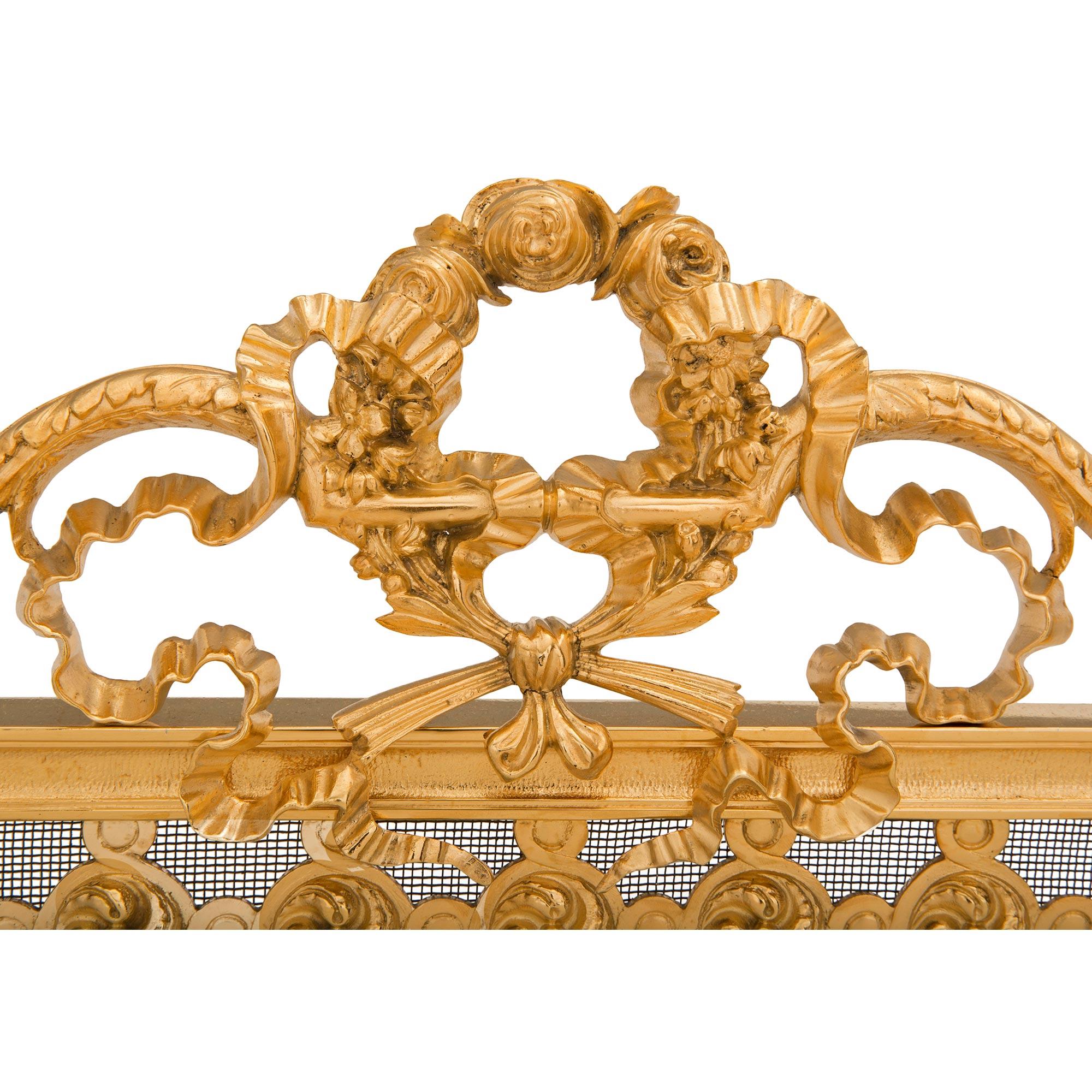Französischer Goldbronze-Kaminschirm im neoklassizistischen Stil der französischen Belle Poque des 19. Jahrhunderts im Angebot 1