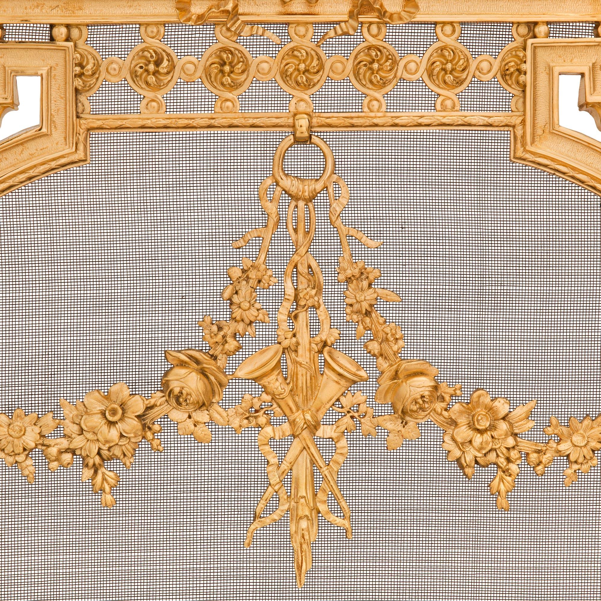 Französischer Goldbronze-Kaminschirm im neoklassizistischen Stil der französischen Belle Poque des 19. Jahrhunderts im Angebot 2