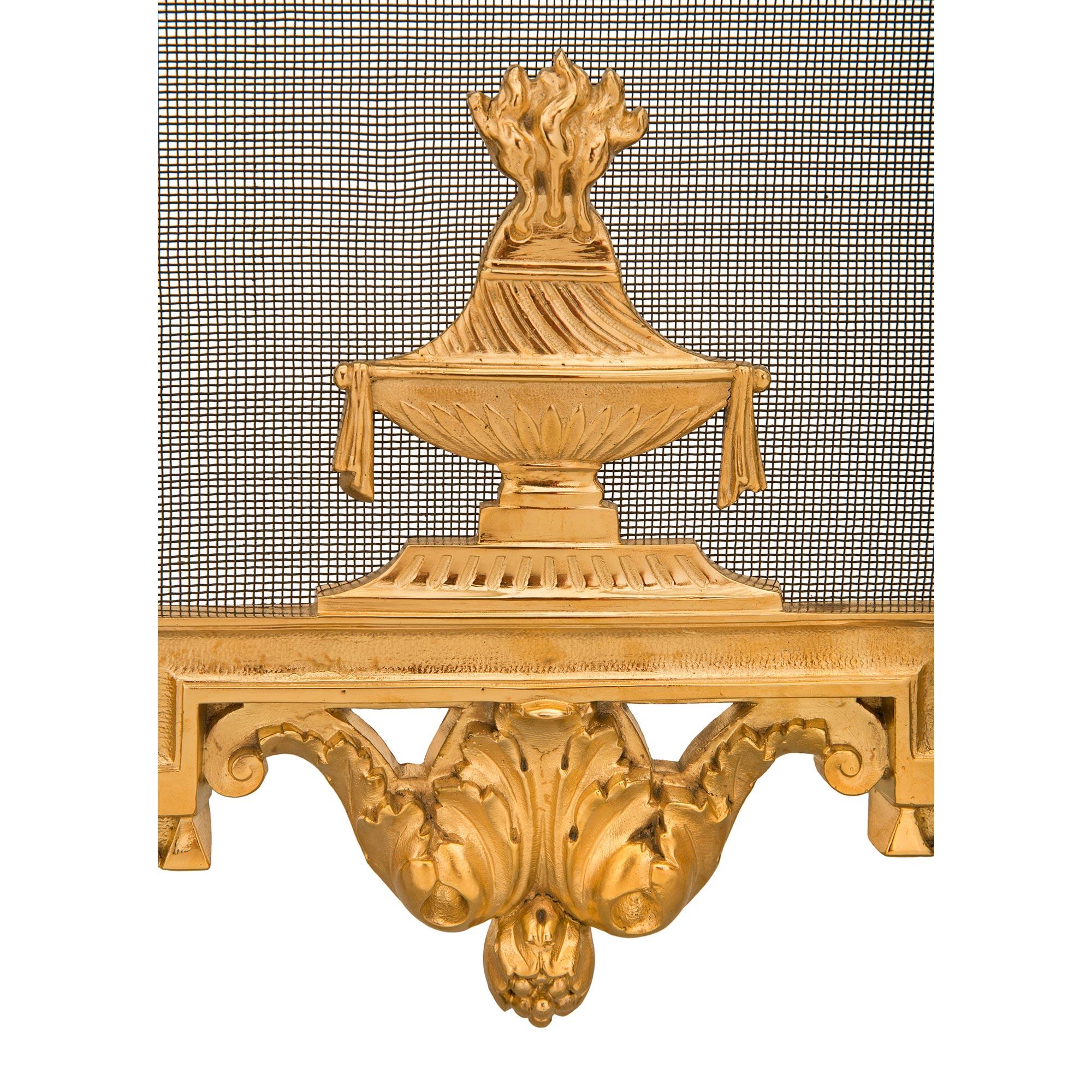 Französischer Goldbronze-Kaminschirm im neoklassizistischen Stil der französischen Belle Poque des 19. Jahrhunderts im Angebot 3