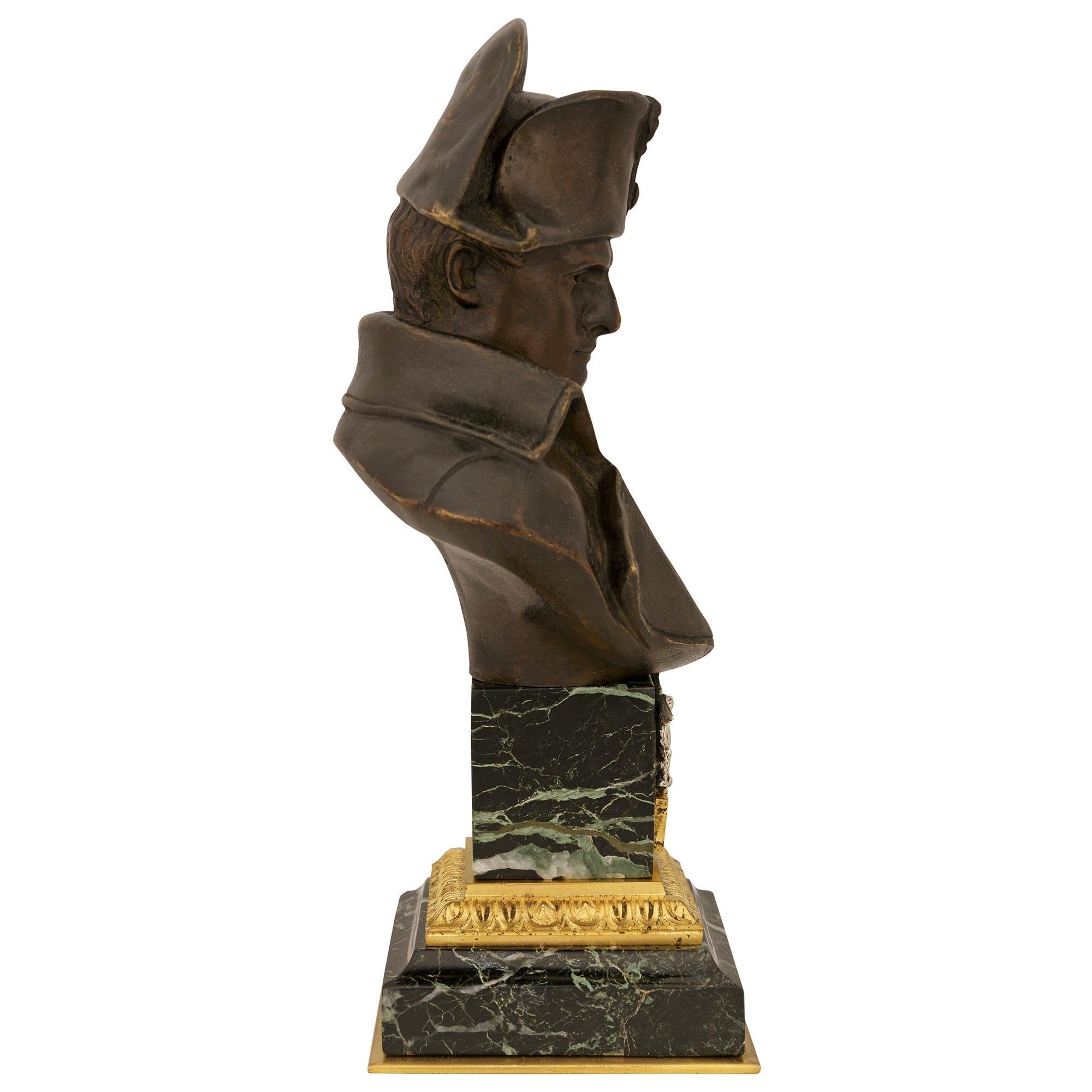 Estilo neoclásico francés del siglo XIX Busto de bronce de Napoleón, firmado Pinedo Francés en venta