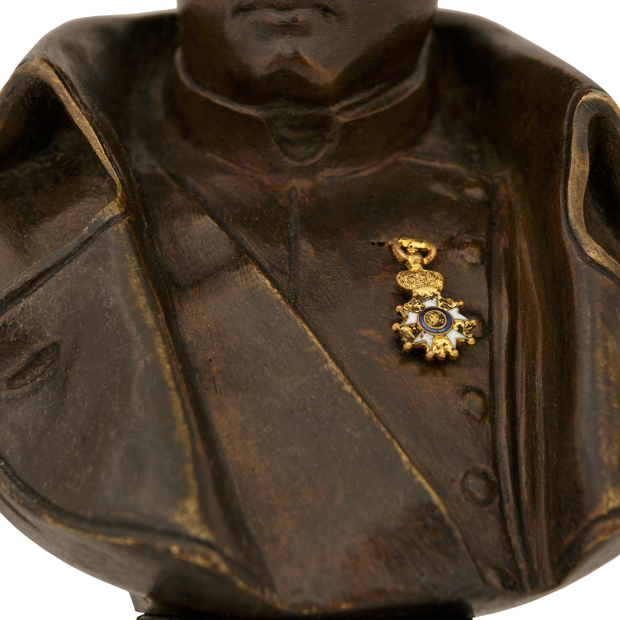 Estilo neoclásico francés del siglo XIX Busto de bronce de Napoleón, firmado Pinedo Bronce en venta
