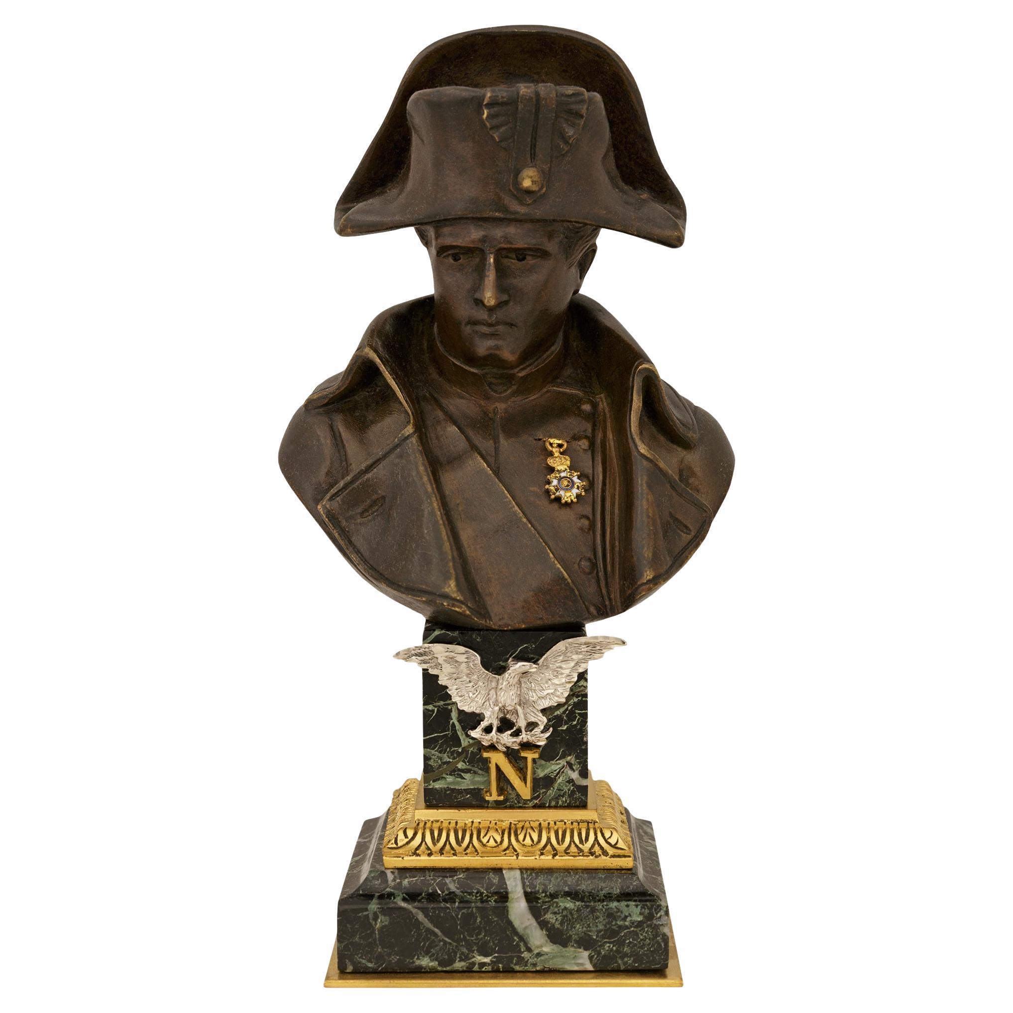 Estilo neoclásico francés del siglo XIX Busto de bronce de Napoleón, firmado Pinedo en venta