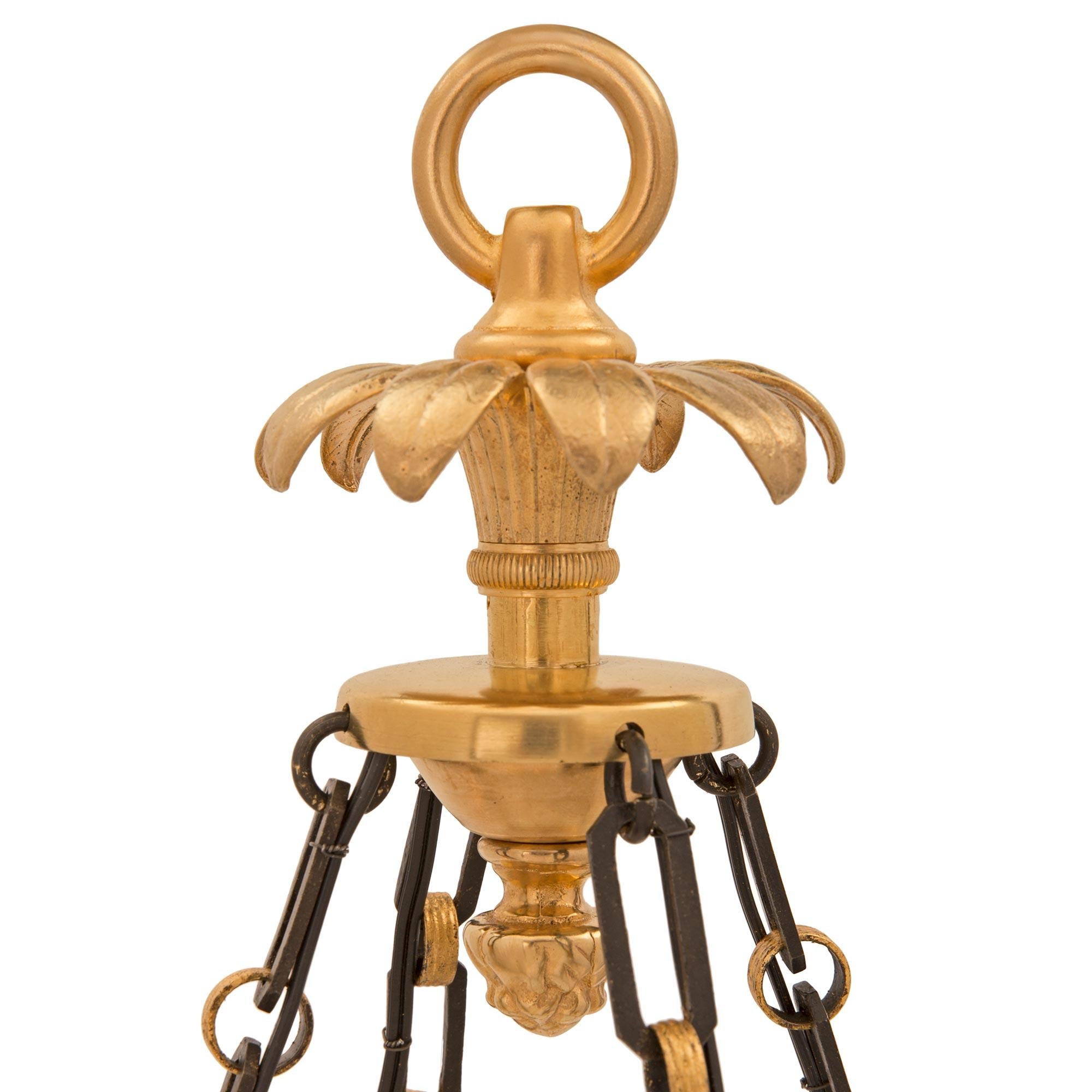 Néoclassique Lustre néoclassique français du XIXe siècle de style néoclassique en bronze, bronze doré et cristal en vente