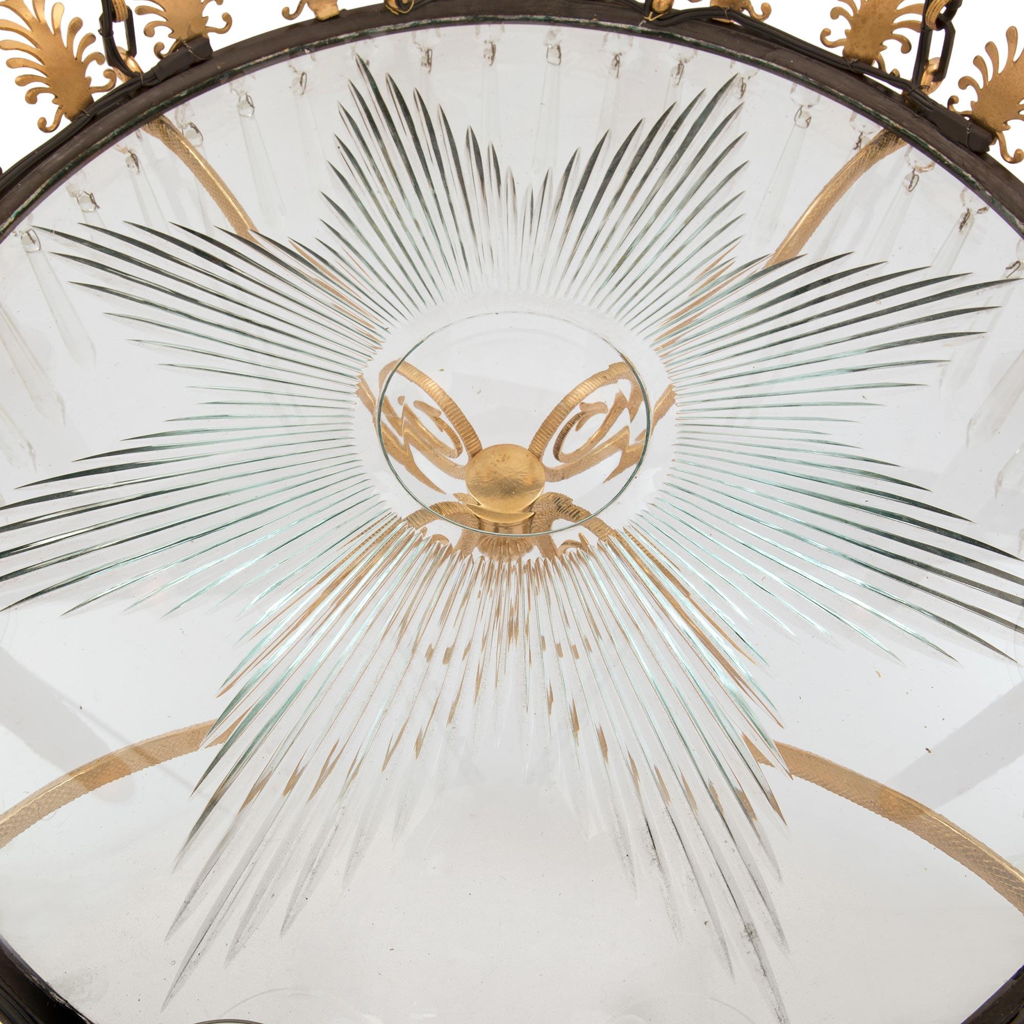 Lustre néoclassique français du XIXe siècle de style néoclassique en bronze, bronze doré et cristal Bon état - En vente à West Palm Beach, FL