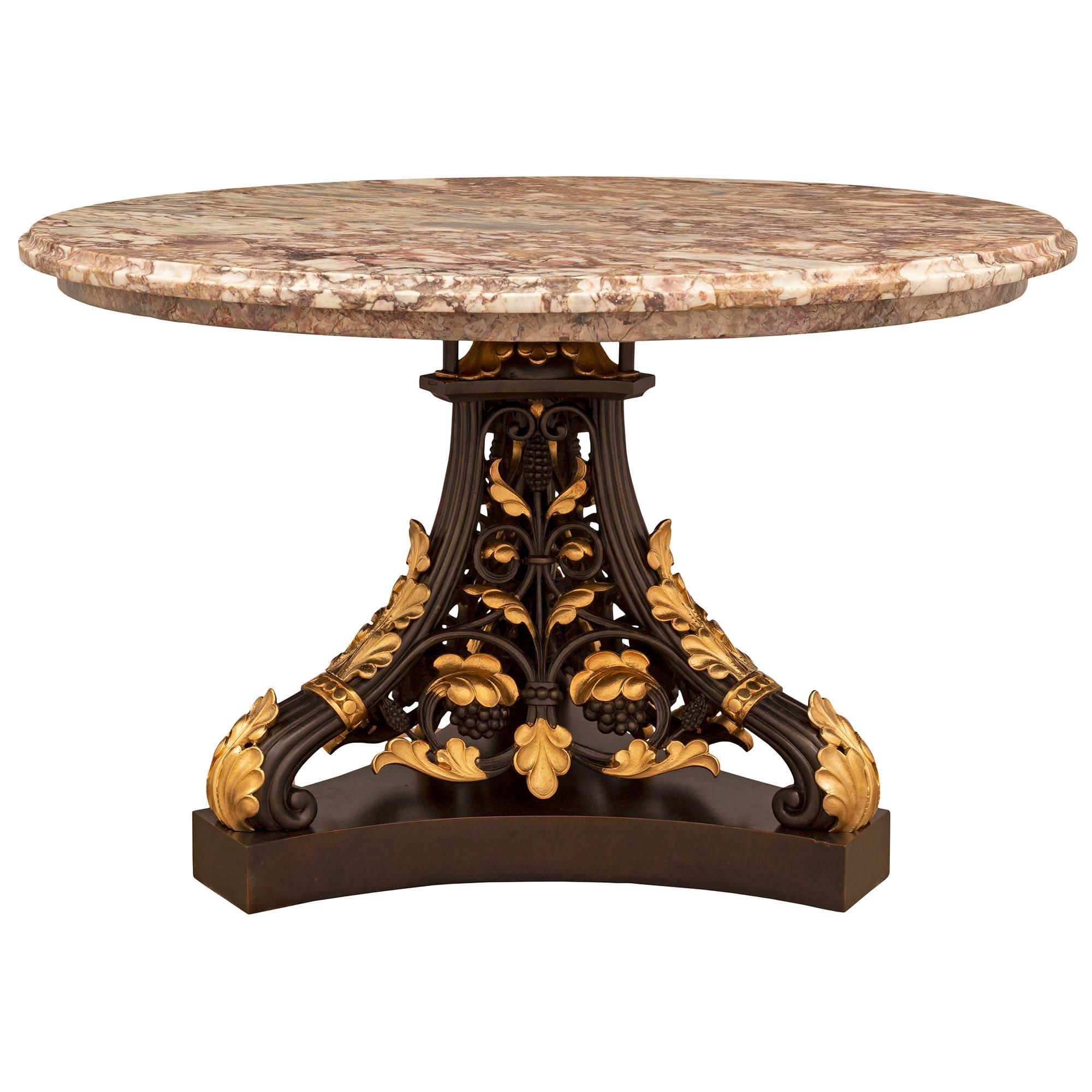 Ein hervorragender und äußerst dekorativer französischer neoklassizistischer Cocktail-/Kaffeetisch aus dem 19. Jahrhundert aus patinierter Bronze, Ormolu, künstlich bemaltem Marmor und Sarrancolin-Marmor. Der runde Tisch steht auf einem