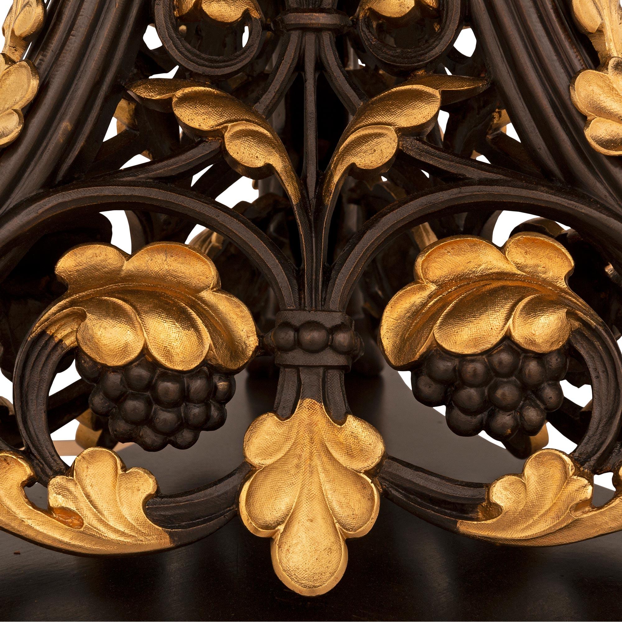 Bronze Table à cocktail néoclassique française du XIXe siècle en bronze, bronze doré et marbre en vente