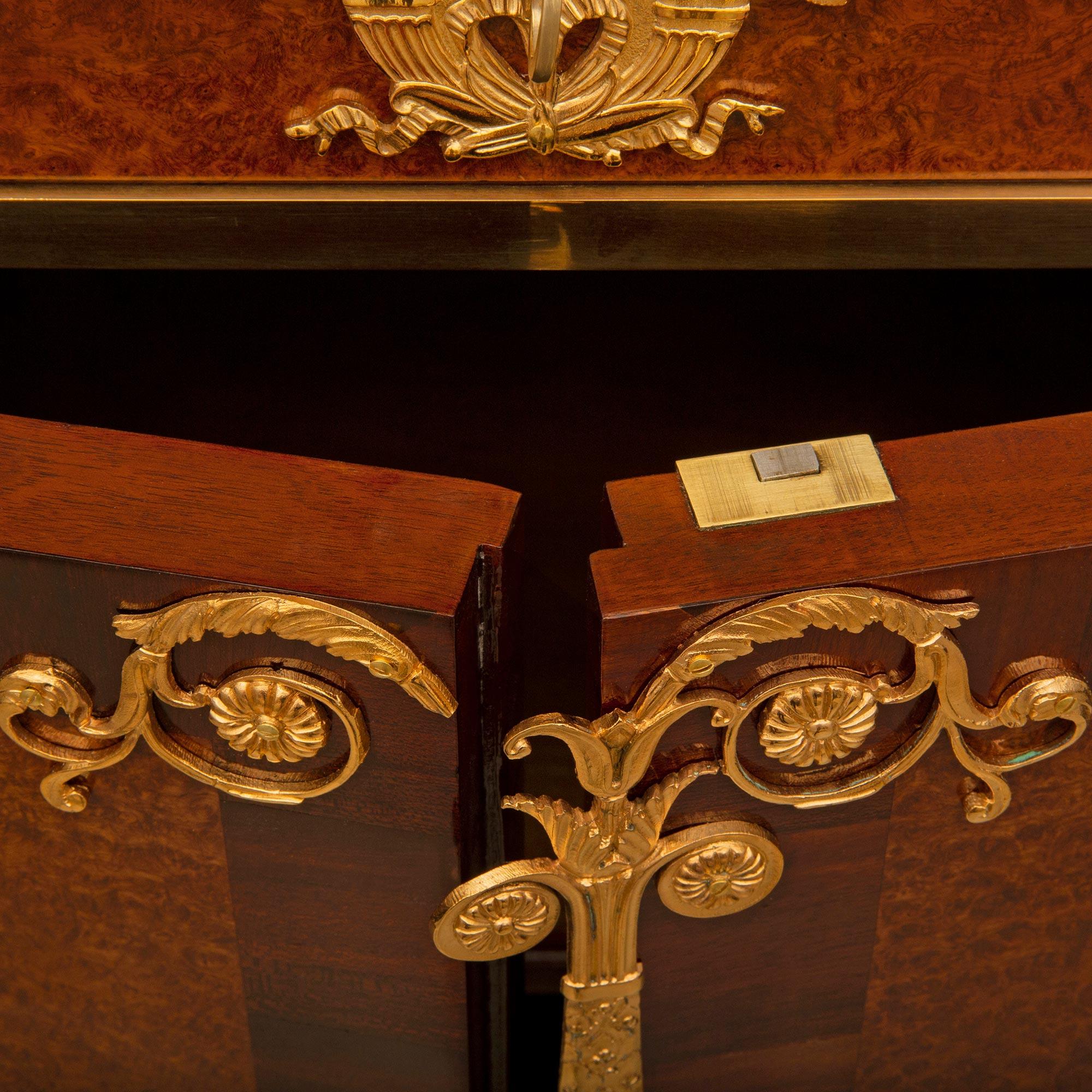 Buffet neoclassico francese del XIX secolo attribuito alla Maison Krieger in vendita 4