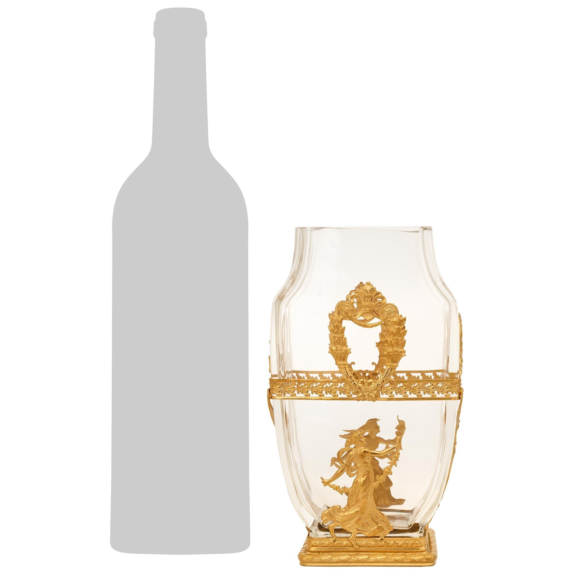 Un elegante vaso neoclassico francese del XIX secolo. Vaso in cristallo e ormolu. Questo splendido vaso a forma di balaustro presenta una base rettangolare decorata con bacche di alloro e bande di Rais de Coeur. Sul fronte e sul retro ci sono