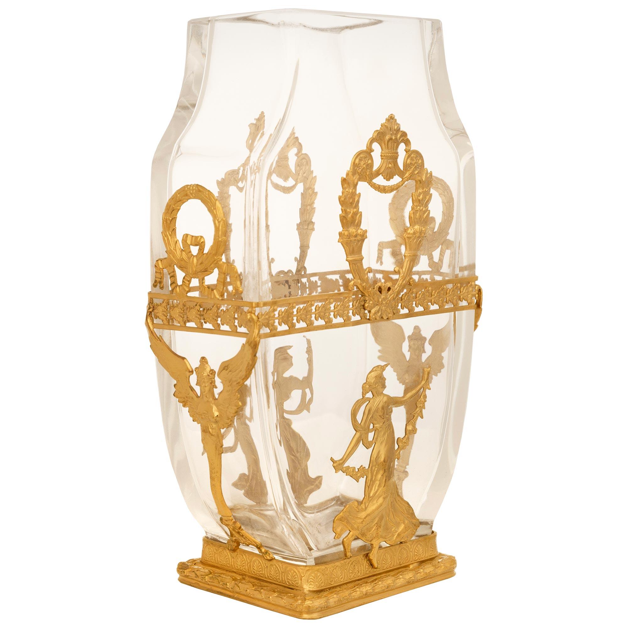 Neoclassico Vaso in cristallo e ormolano francese del XIX secolo di stile neoclassico. Vaso in cristallo e ormolu in vendita