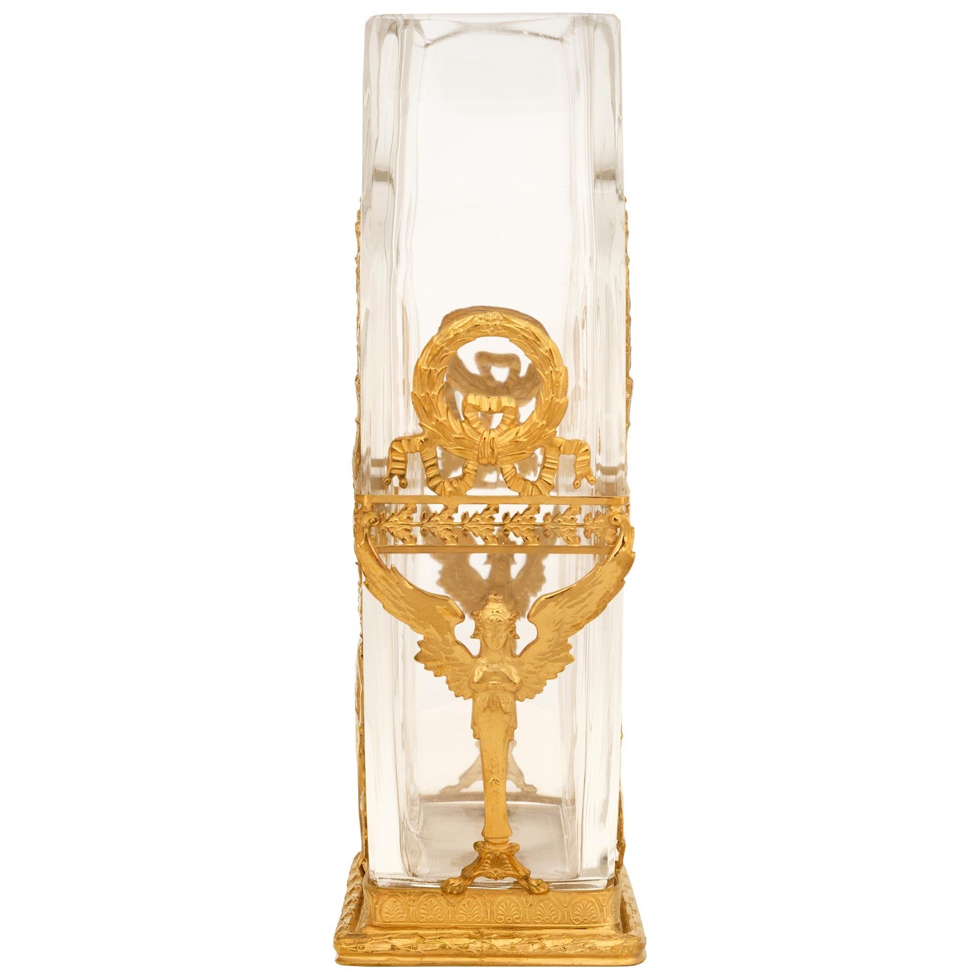 Francese Vaso in cristallo e ormolano francese del XIX secolo di stile neoclassico. Vaso in cristallo e ormolu in vendita