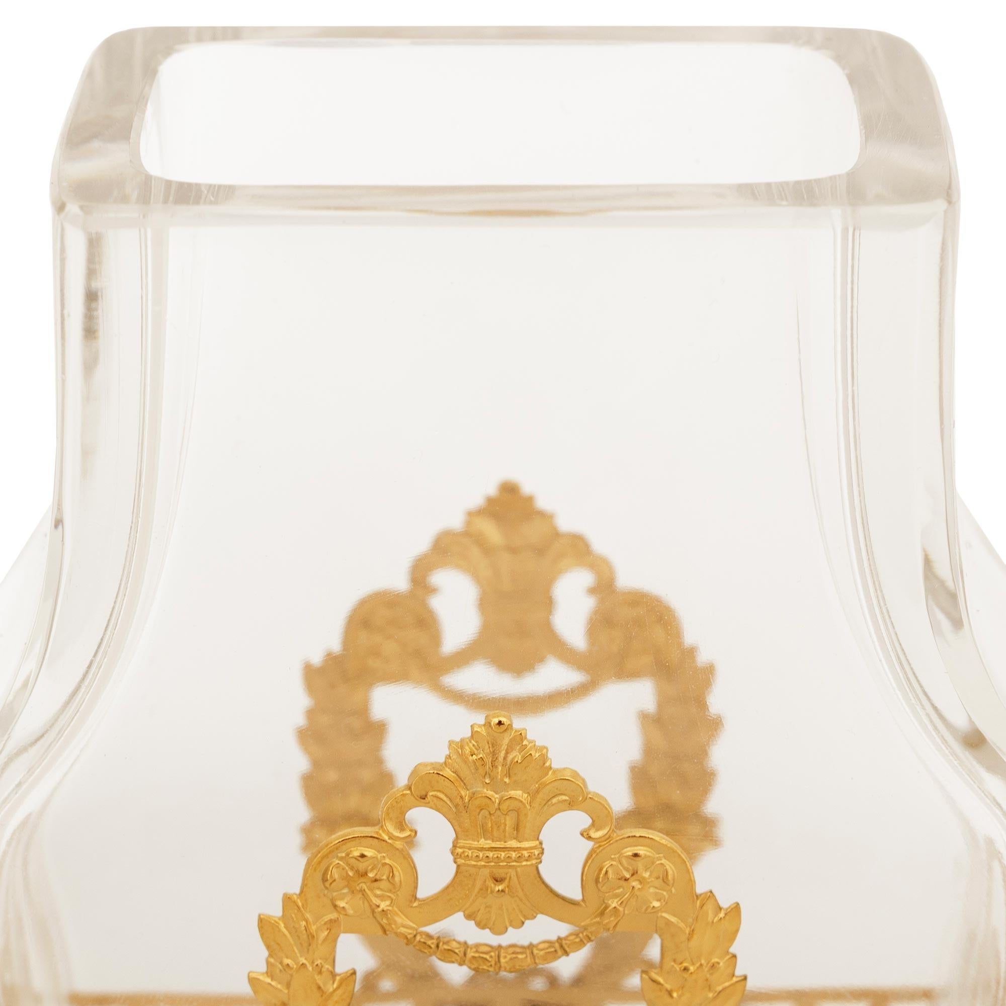 Vaso in cristallo e ormolano francese del XIX secolo di stile neoclassico. Vaso in cristallo e ormolu In condizioni buone in vendita a West Palm Beach, FL