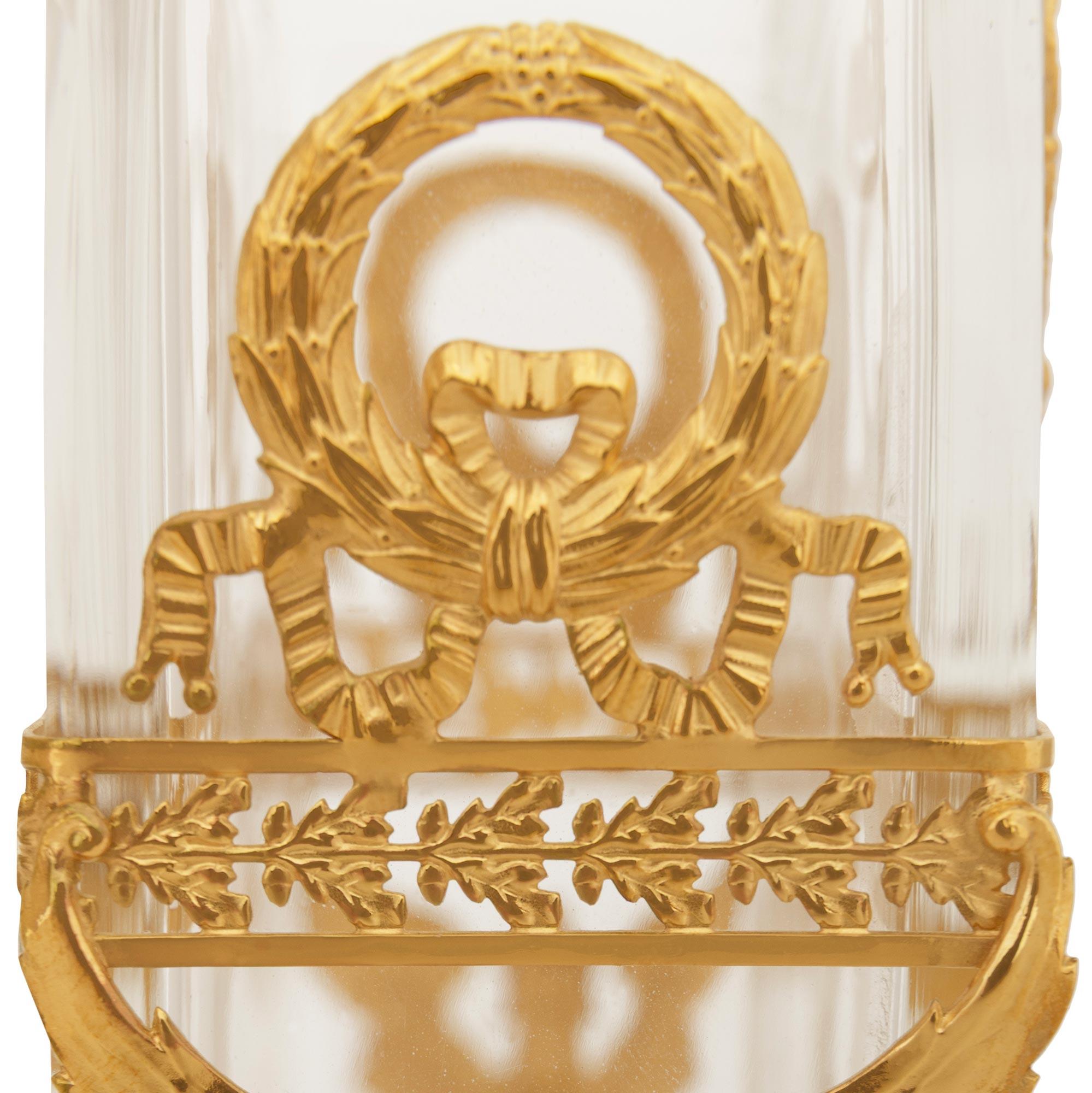 Vaso in cristallo e ormolano francese del XIX secolo di stile neoclassico. Vaso in cristallo e ormolu in vendita 1