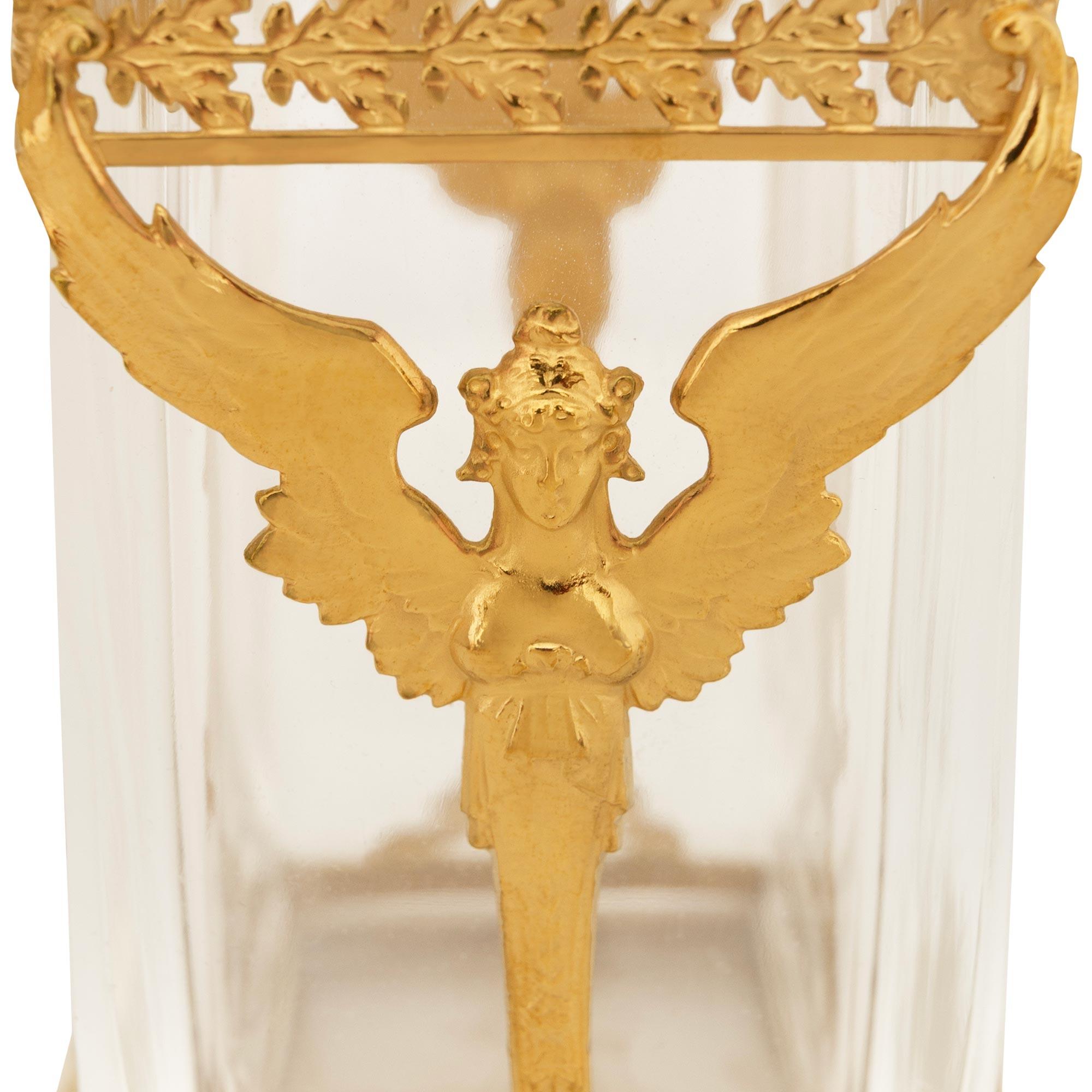 Vaso in cristallo e ormolano francese del XIX secolo di stile neoclassico. Vaso in cristallo e ormolu in vendita 3
