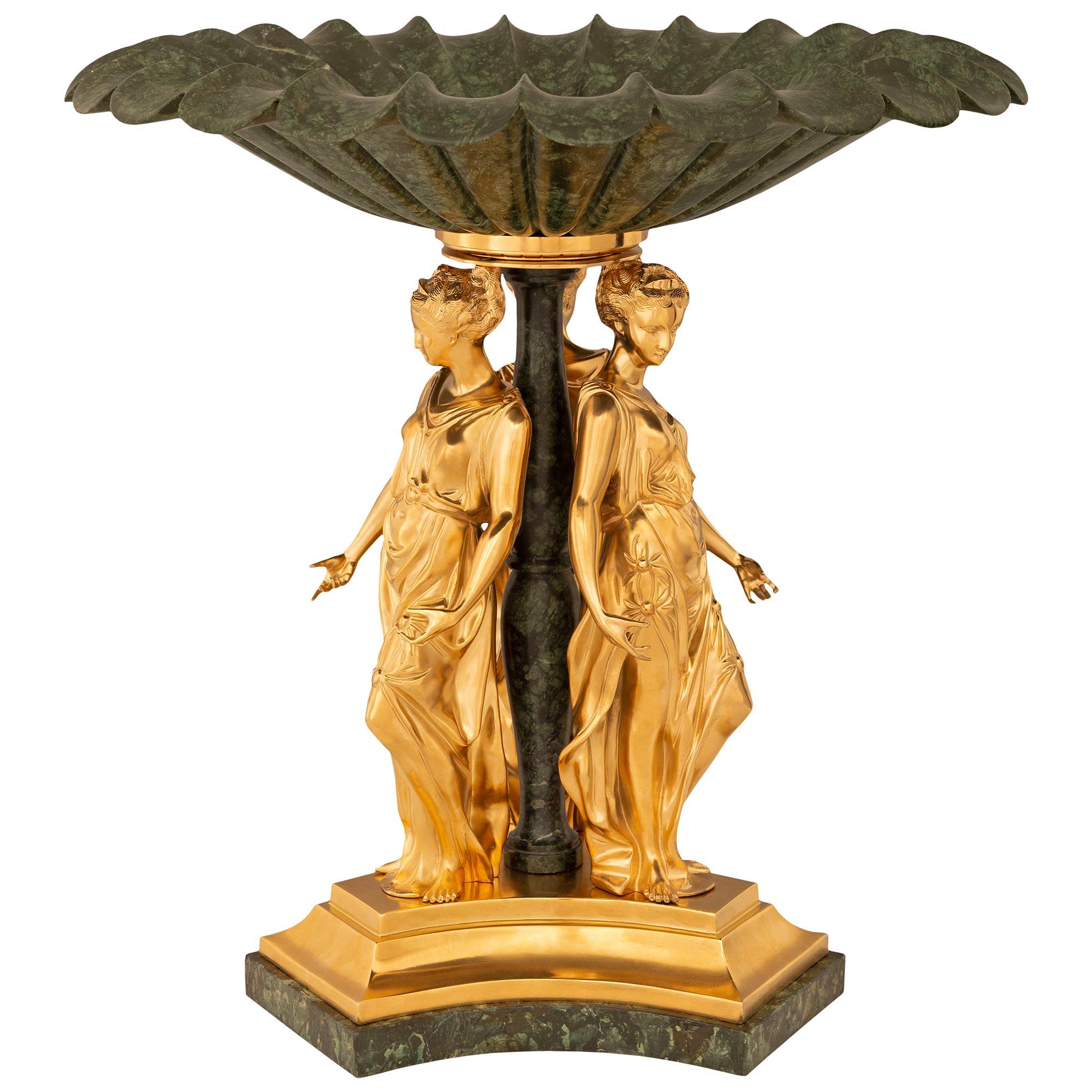 Néoclassique Centre de table néo-classique français du 19e siècle en faux marbre et marbre vert, Ormolu en vente