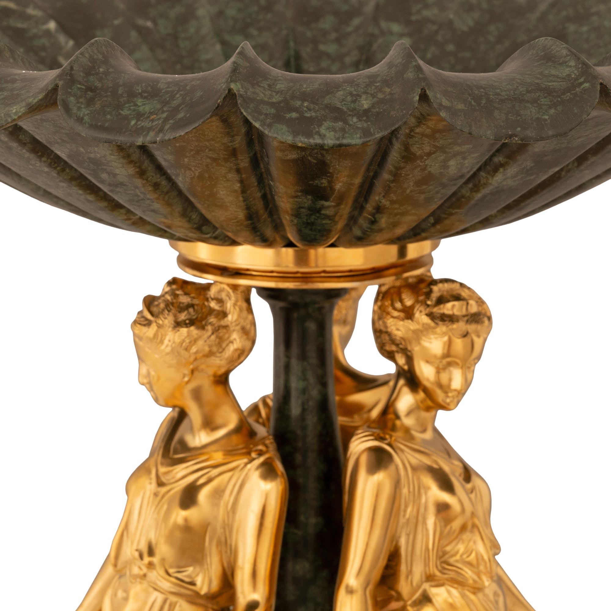 Français Centre de table néo-classique français du 19e siècle en faux marbre et marbre vert, Ormolu en vente