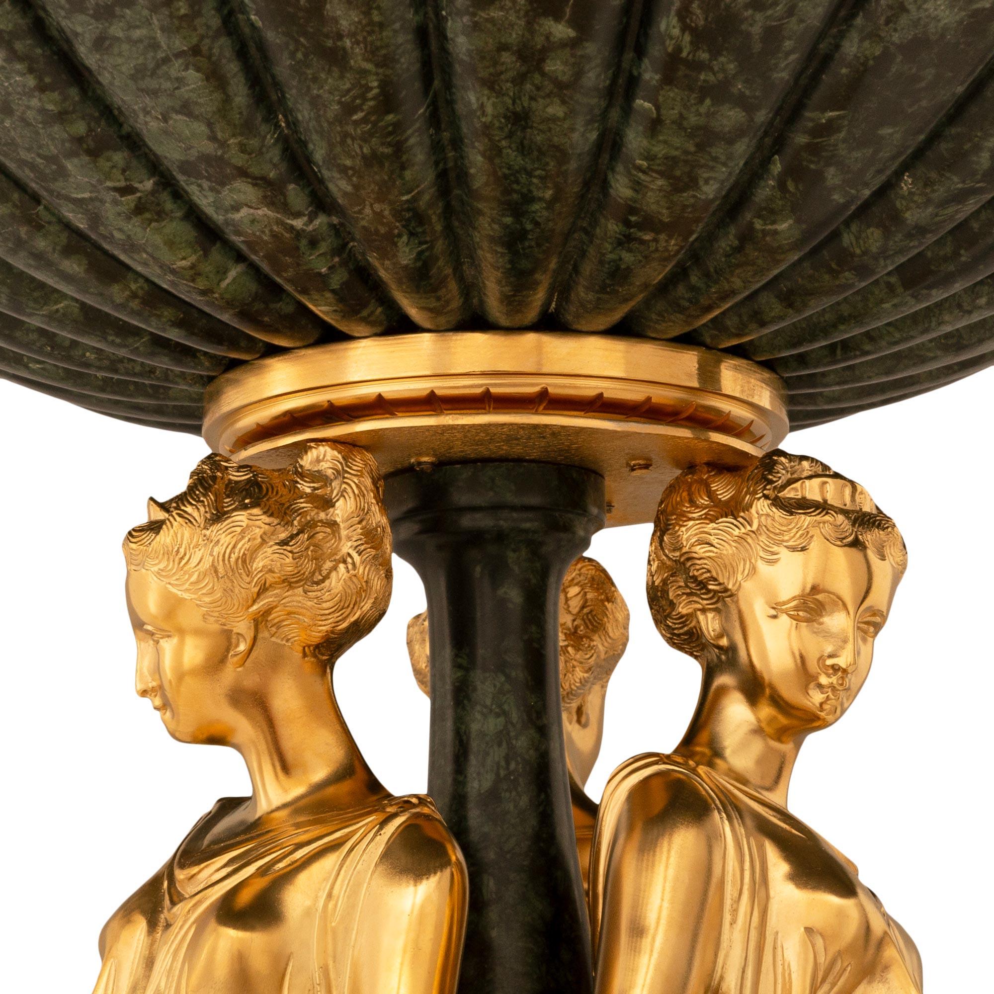 Effet bois Centre de table néo-classique français du 19e siècle en faux marbre et marbre vert, Ormolu en vente