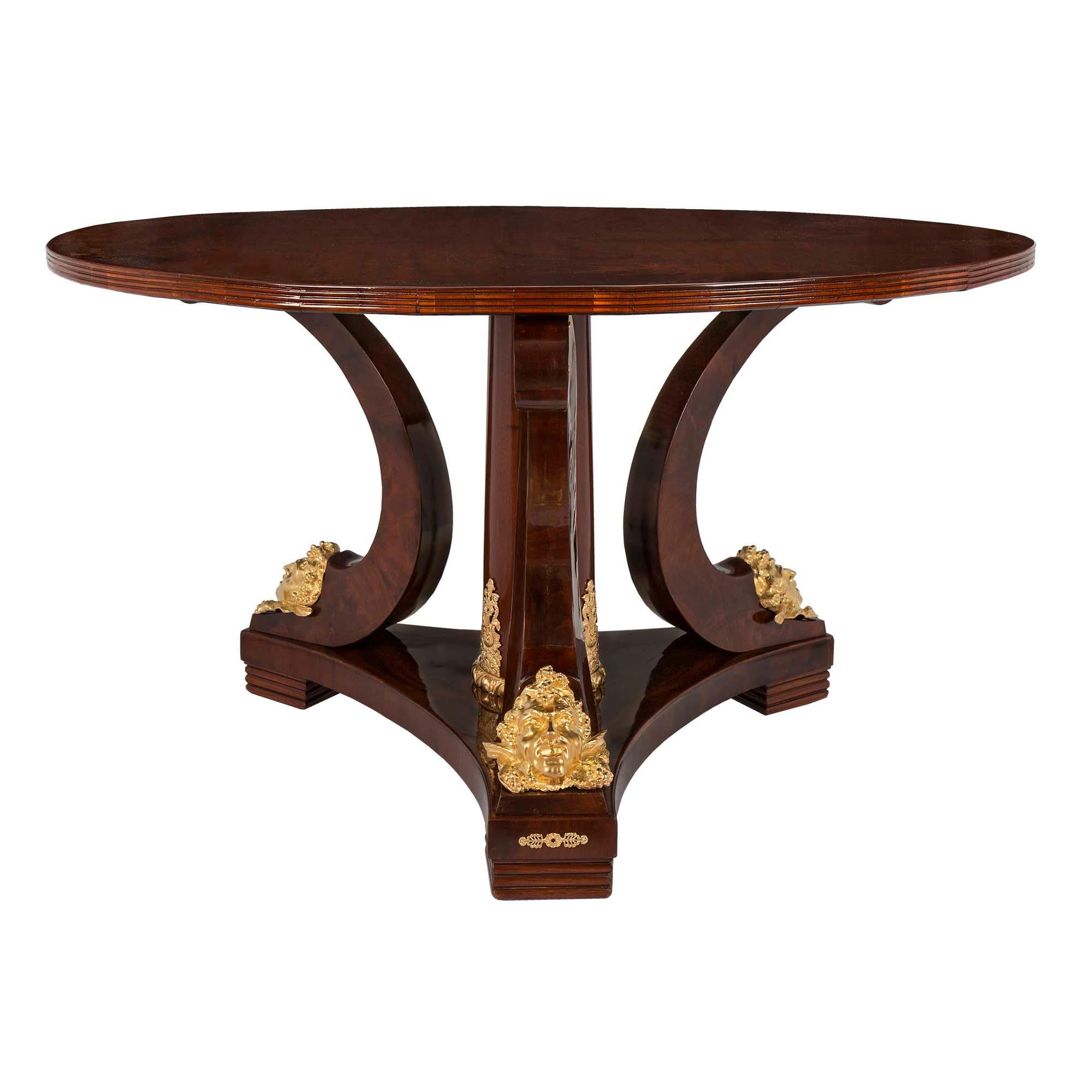 Table centrale néo-classique française du XIXe siècle en acajou flammé et bronze doré