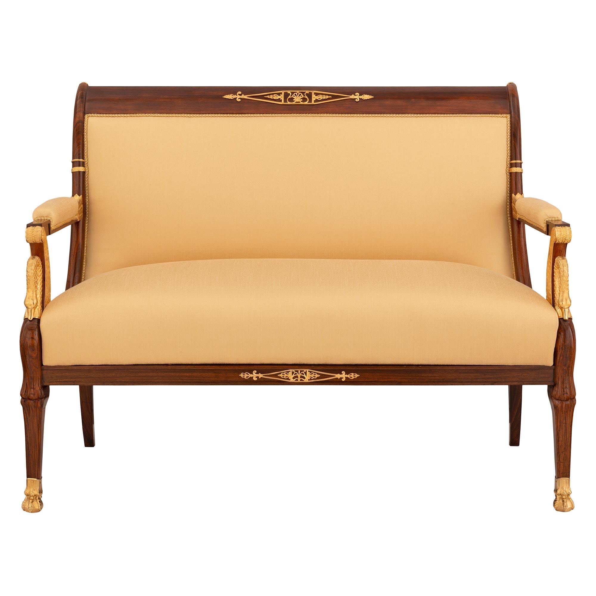 Eine atemberaubende und extrem hohe Qualität Französisch 19. Jahrhundert Neo-Klassik st. massivem Palisander und Ormolu Sessel und passende Sofa wahrscheinlich von François Linke. Die beiden Sessel und das Sofa stehen auf die gleiche Weise auf