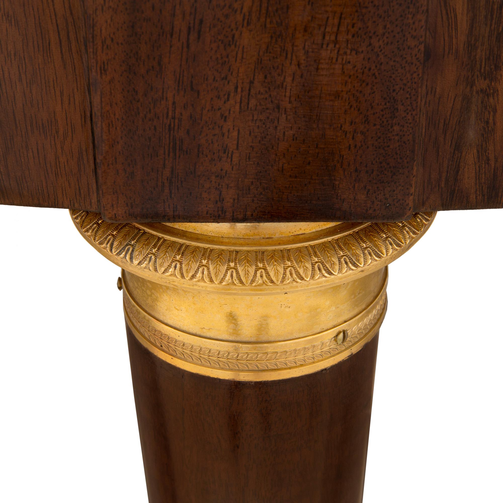 Table centrale en acajou de style néo-classique français du XIXe siècle Bon état - En vente à West Palm Beach, FL
