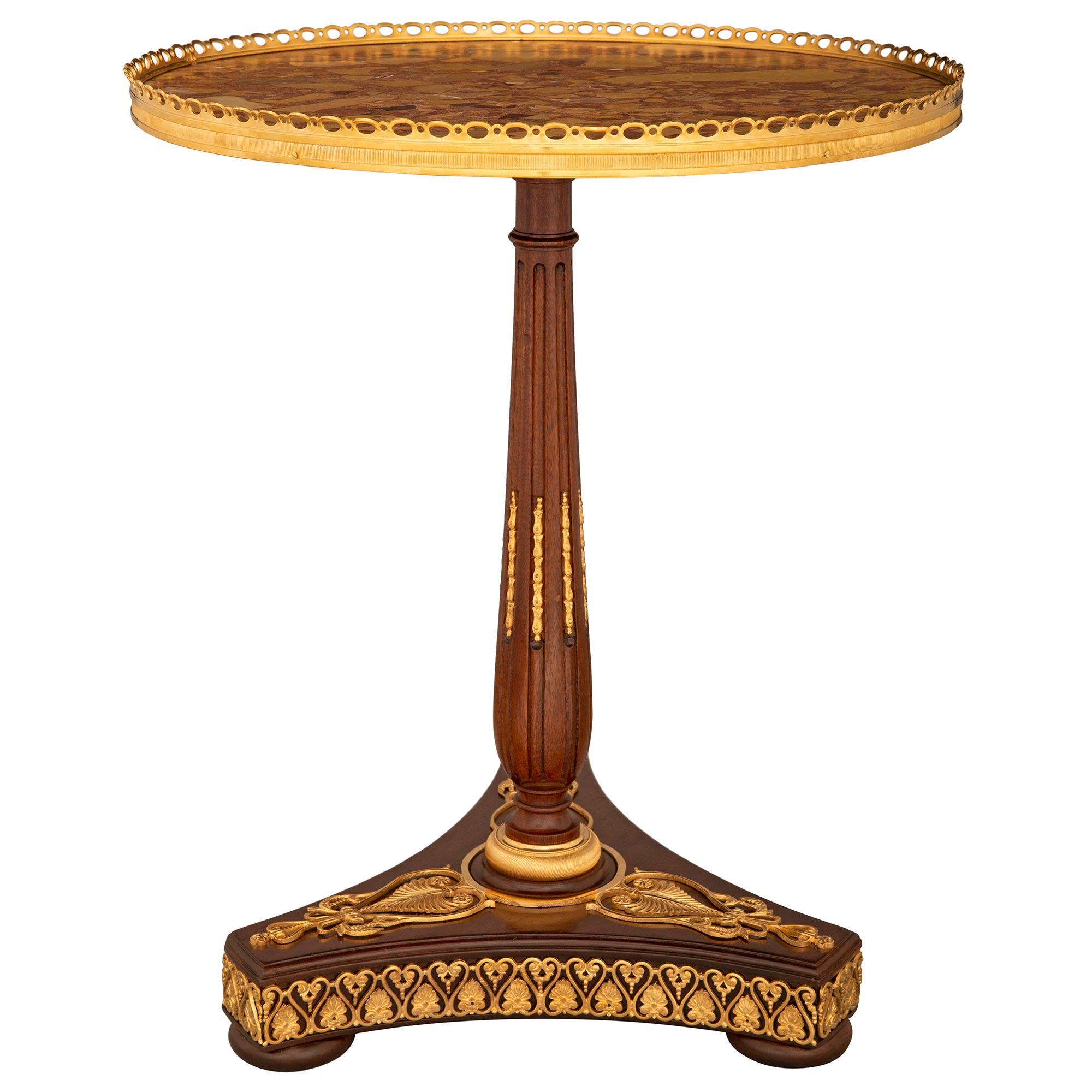 Français Table d'appoint néoclassique française du XIXe siècle en acajou, marbre et bronze doré en vente