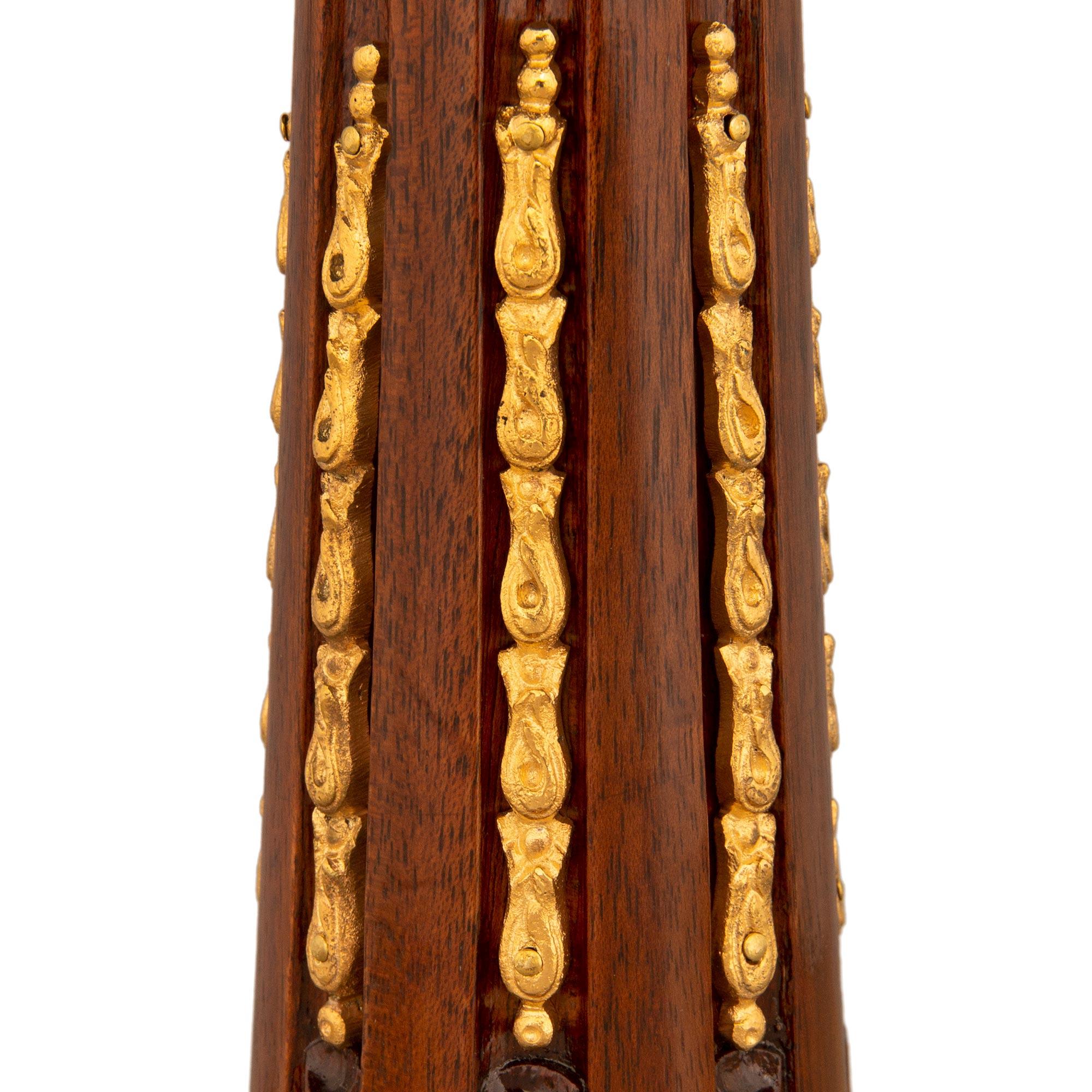 Bronze doré Table d'appoint néoclassique française du XIXe siècle en acajou, marbre et bronze doré en vente