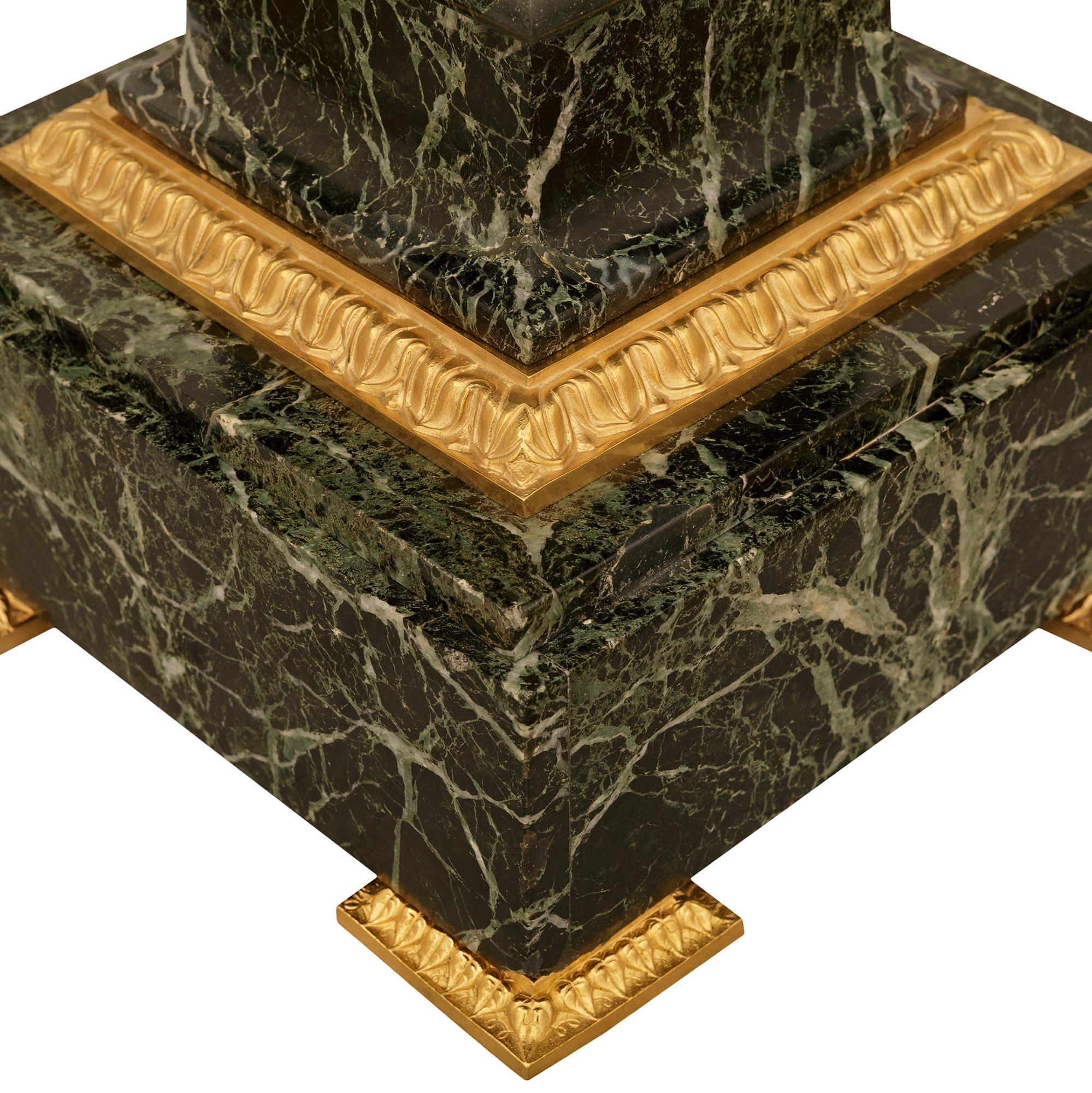 Similoro Pietra neoclassica francese del XIX secolo. Piedistallo in marmo e ormolu in vendita