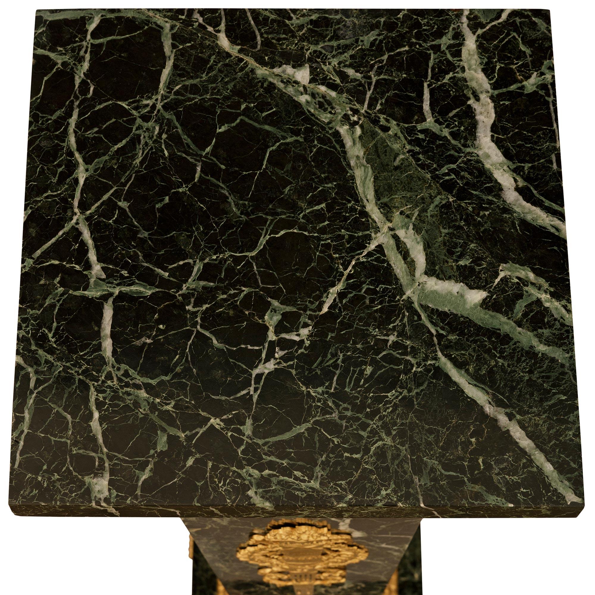 Pietra neoclassica francese del XIX secolo. Piedistallo in marmo e ormolu in vendita 1