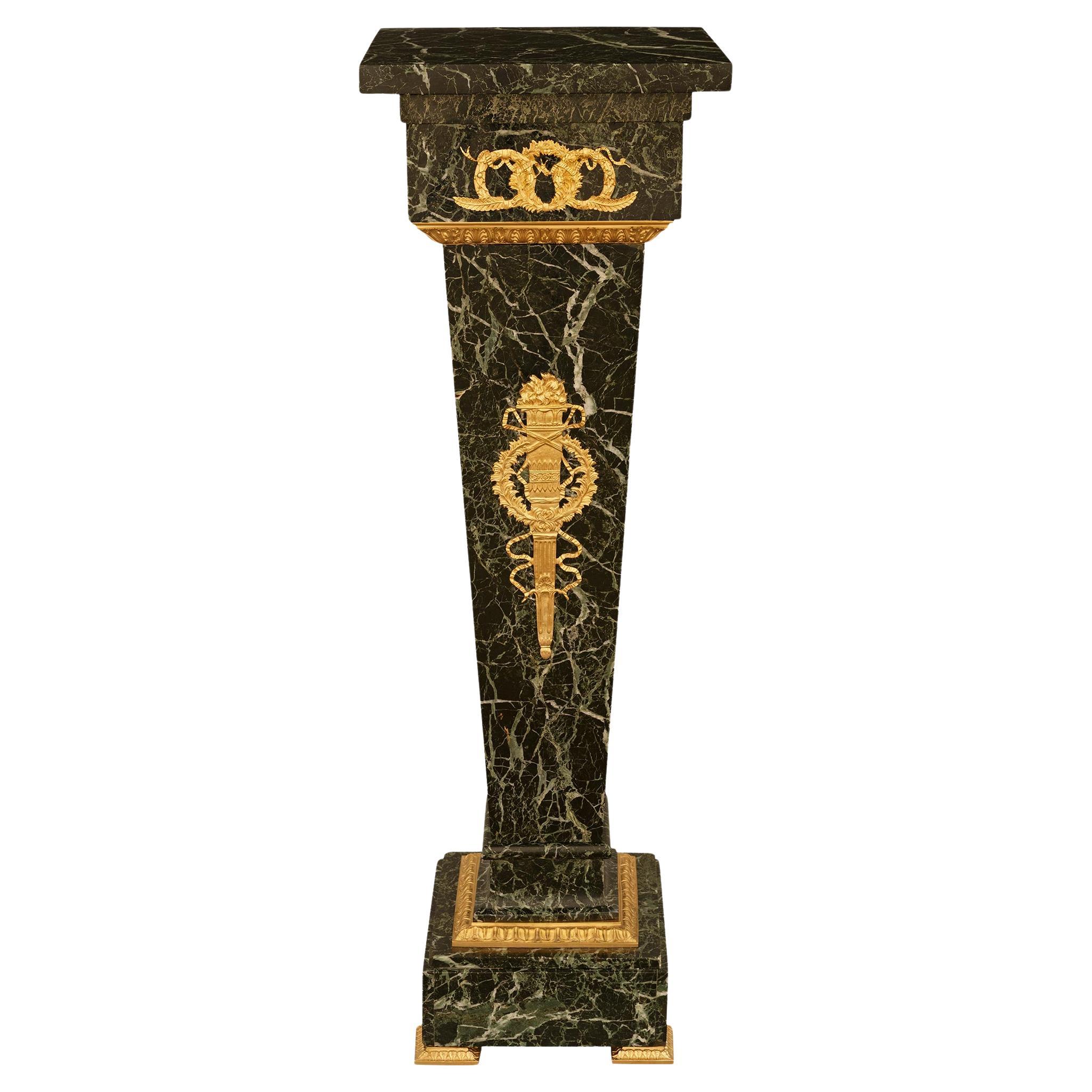 St. néo-classique français du 19e siècle. Piédestal en marbre et bronze doré