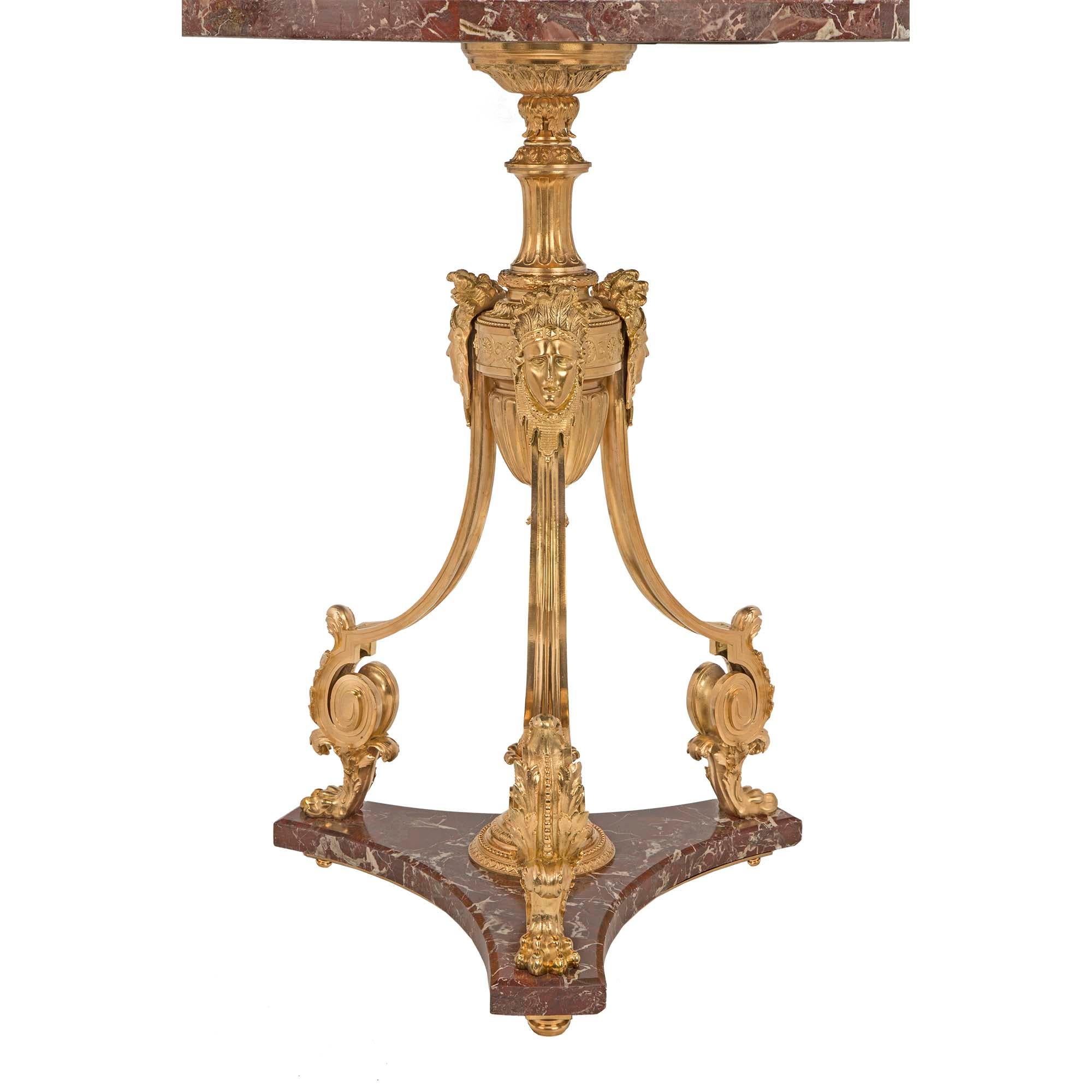 Table d'appoint néoclassique française du 19ème siècle en marbre et bronze doré Bon état - En vente à West Palm Beach, FL